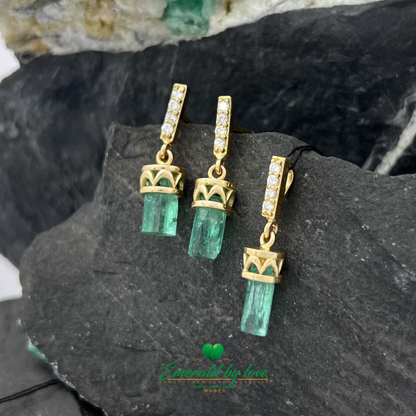 Esmeralda en bruto engastada con diamantes incrustados en oro