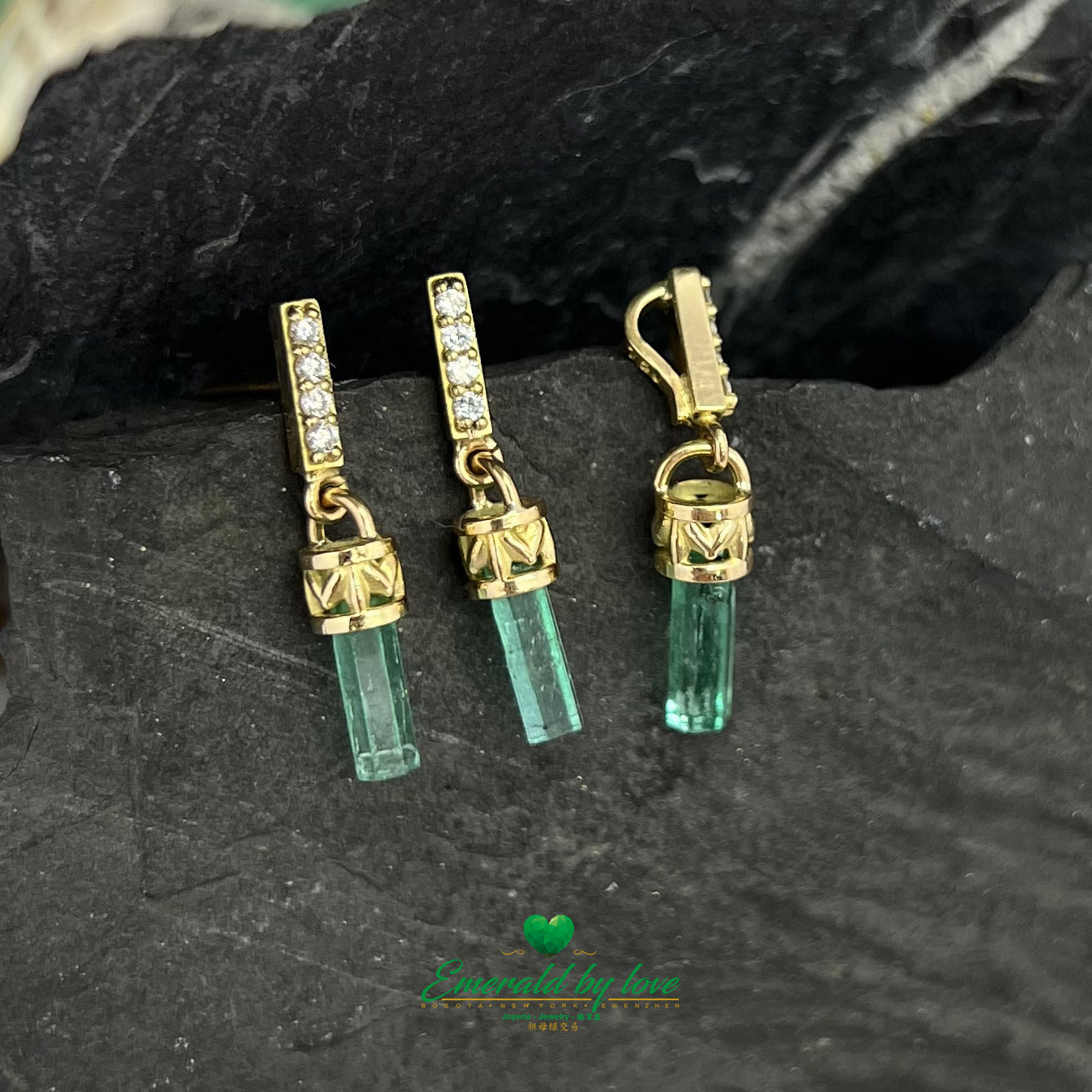 Émeraudes brutes allongées avec diamants incrustés dans un ensemble d'or