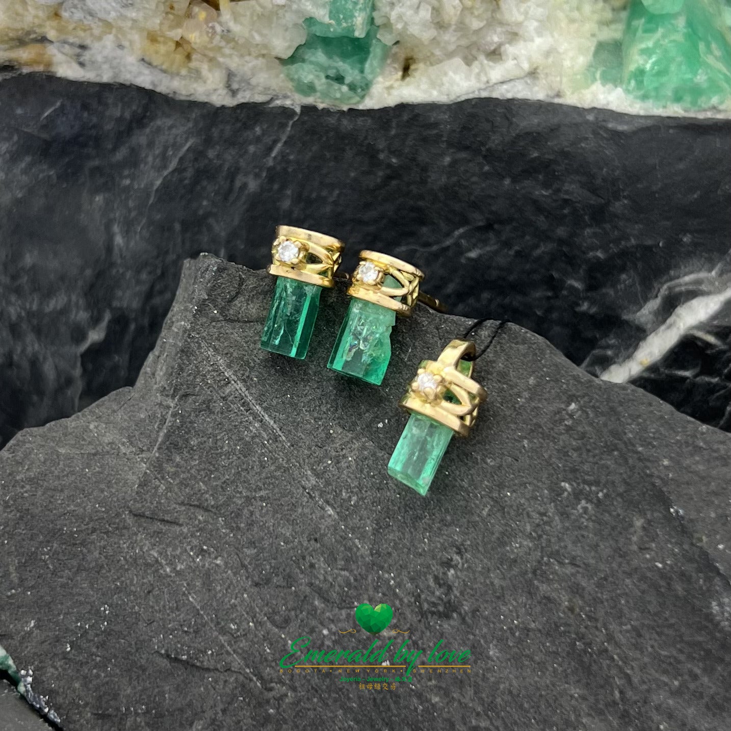 Exquisitas Esmeraldas Pequeñas en Oro Amarillo con Diamantes Decorativos engastados