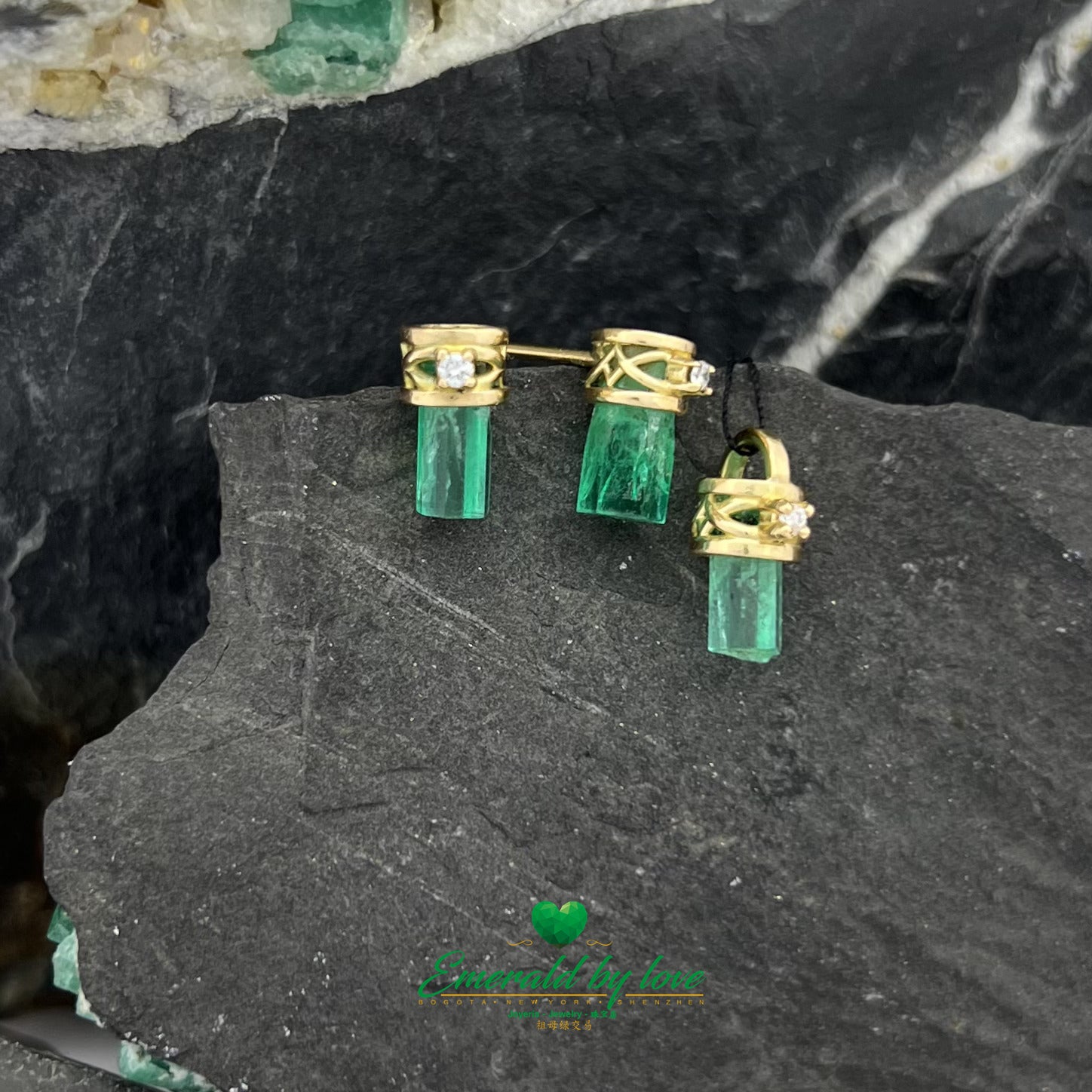 Exquisitas Esmeraldas Pequeñas en Oro Amarillo con Diamantes Decorativos engastados