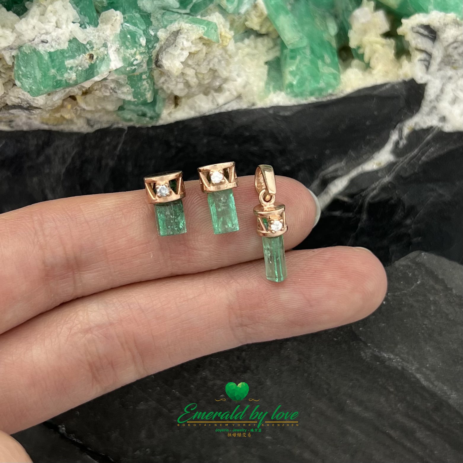 Encantadoras esmeraldas pequeñas en oro rosa con diamantes decorativos engastados