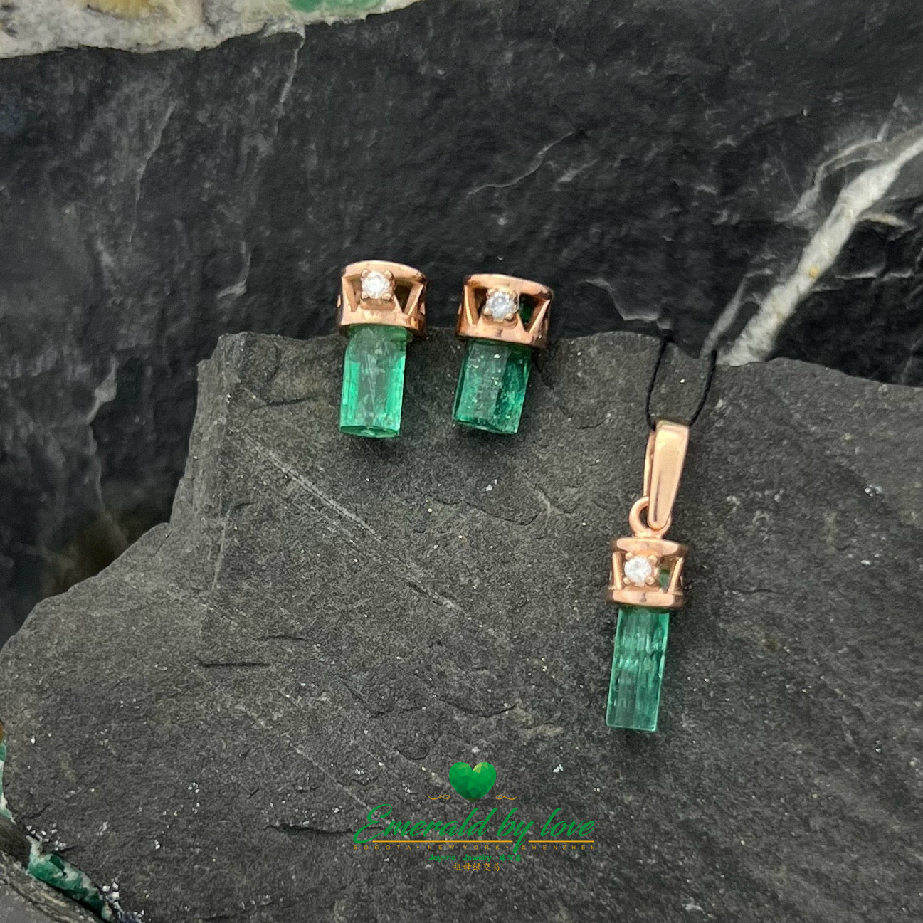 Encantadoras esmeraldas pequeñas en oro rosa con diamantes decorativos engastados