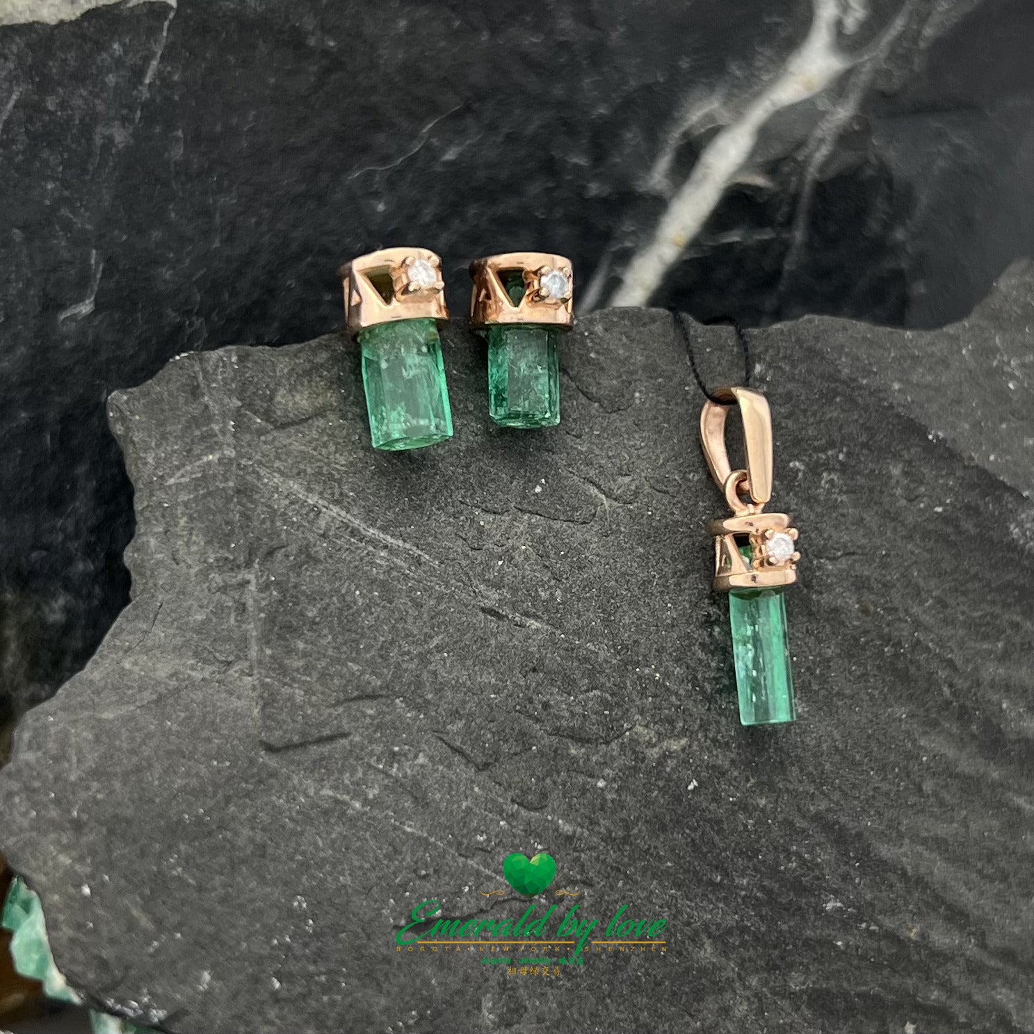 Encantadoras esmeraldas pequeñas en oro rosa con diamantes decorativos engastados