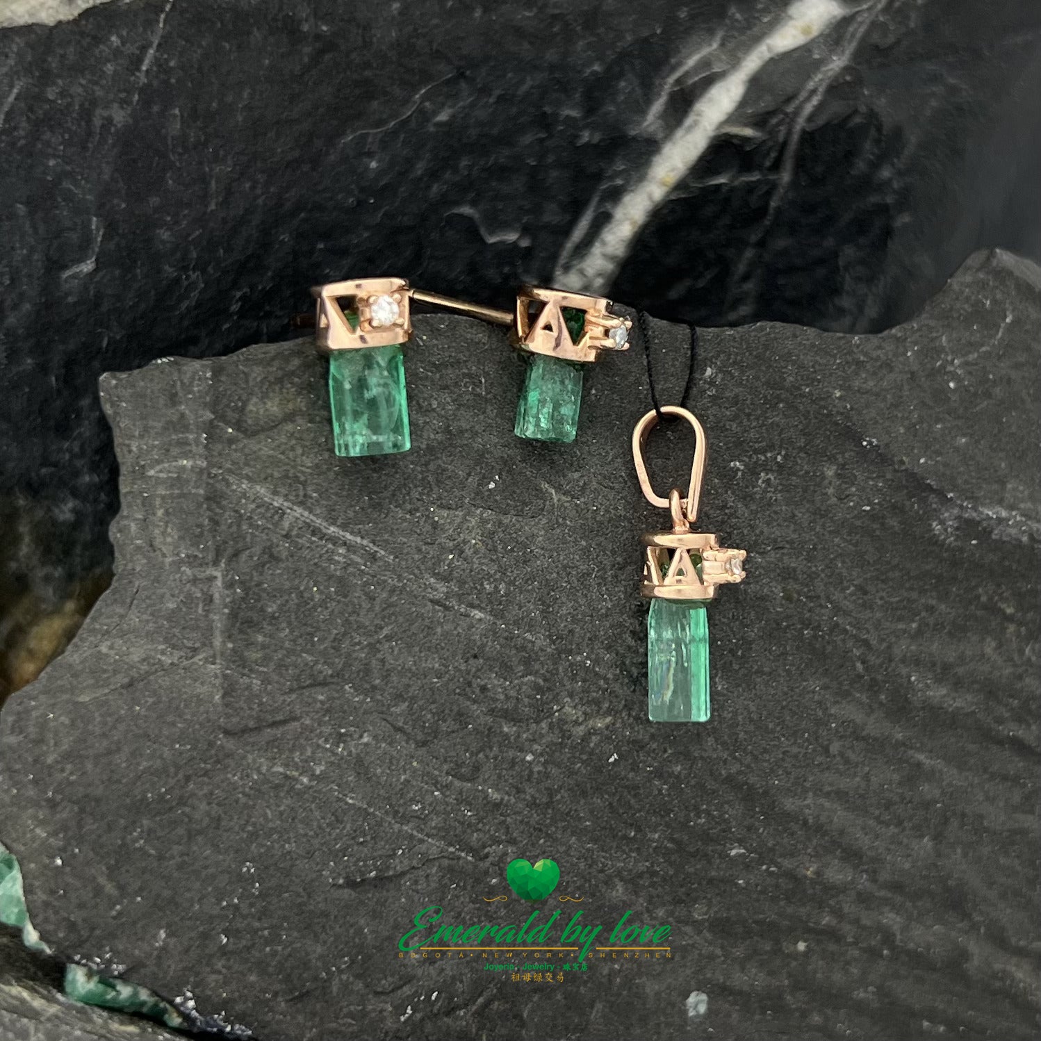 Encantadoras esmeraldas pequeñas en oro rosa con diamantes decorativos engastados