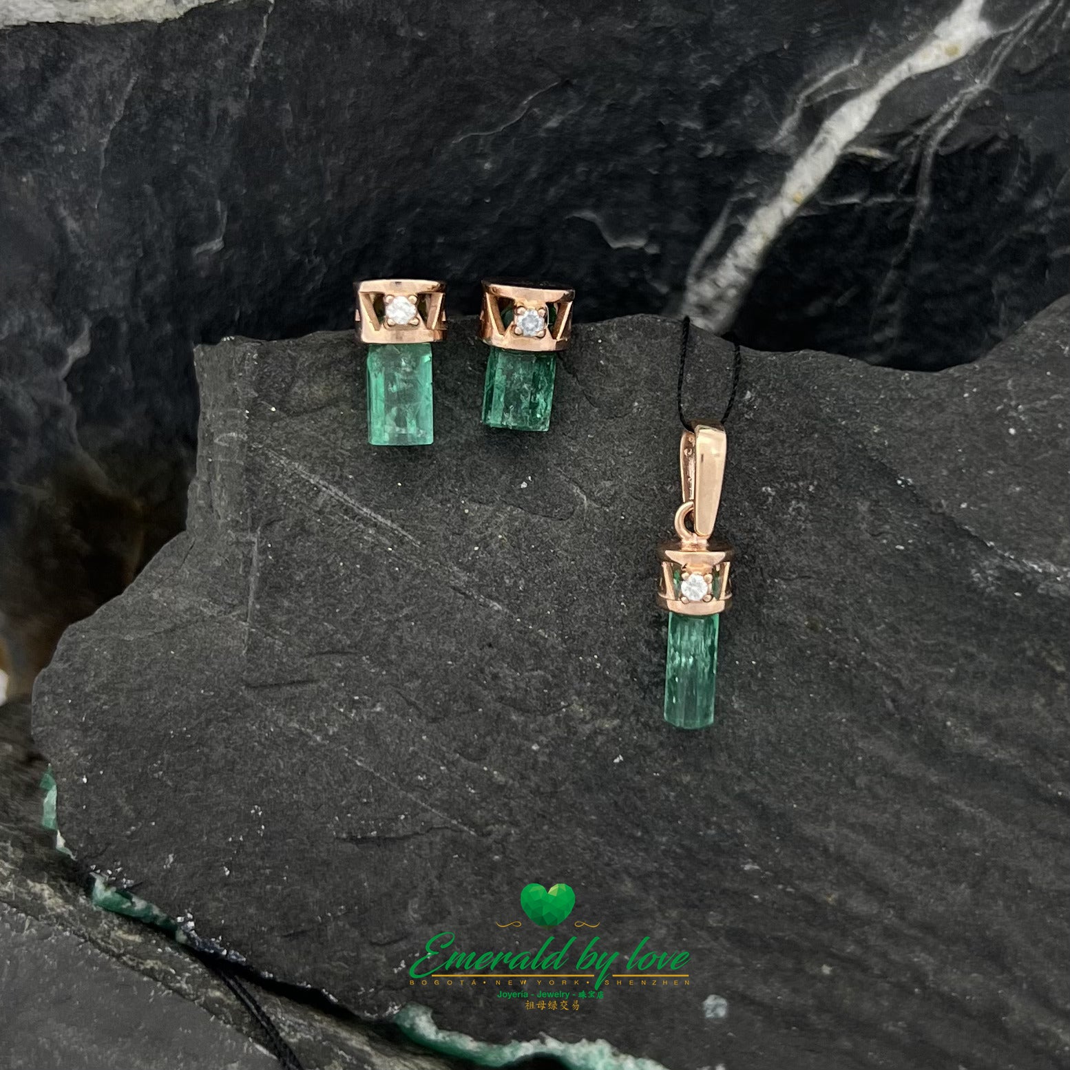 Encantadoras esmeraldas pequeñas en oro rosa con diamantes decorativos engastados