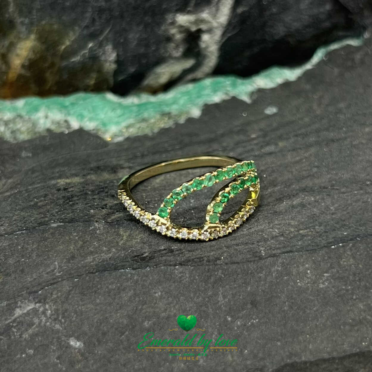 A ring that reflects inner beauty with external elegance.
Un anillo que refleja la belleza interior con elegancia exterior.