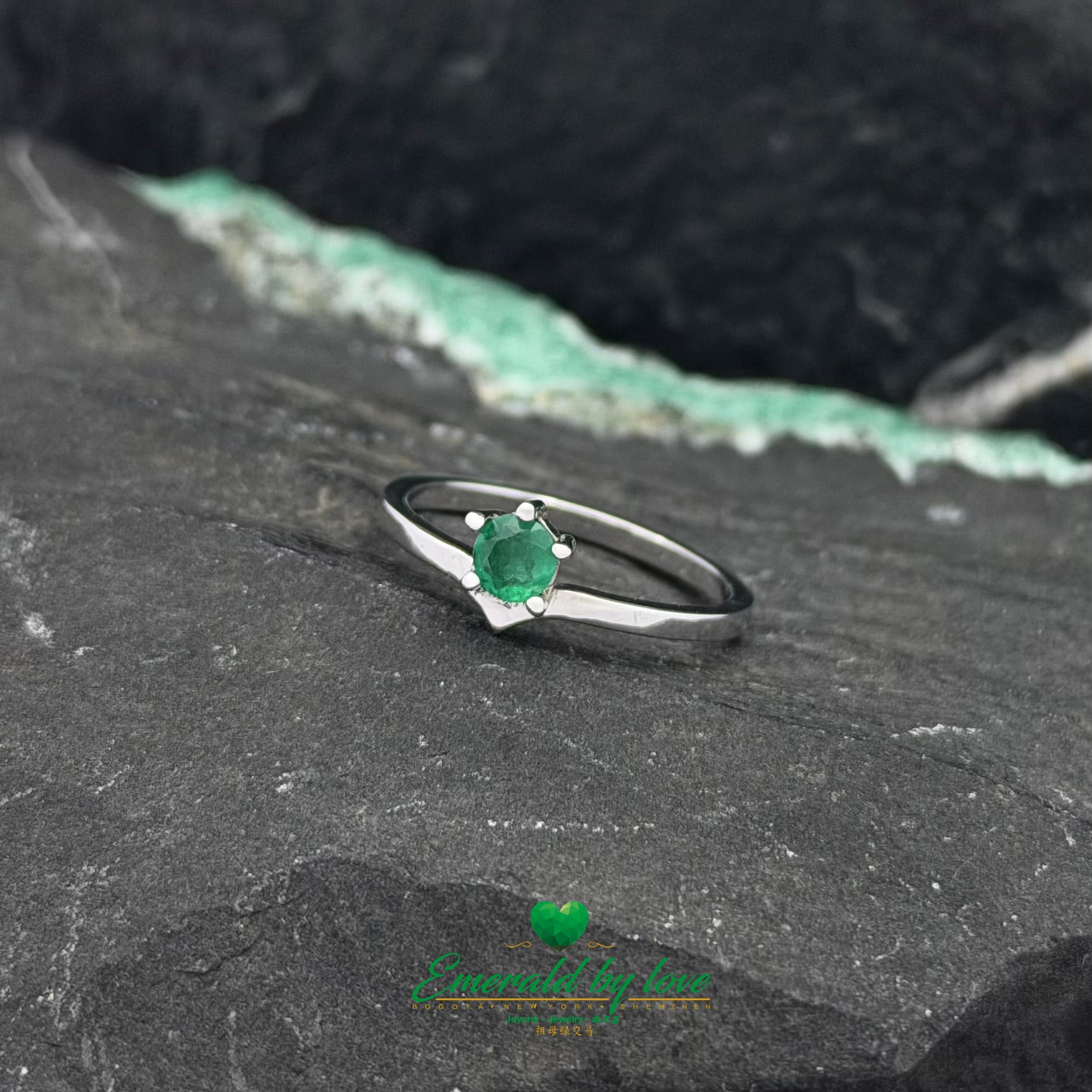 V-Shaped White Gold Ring Featuring a Colombian Emerald