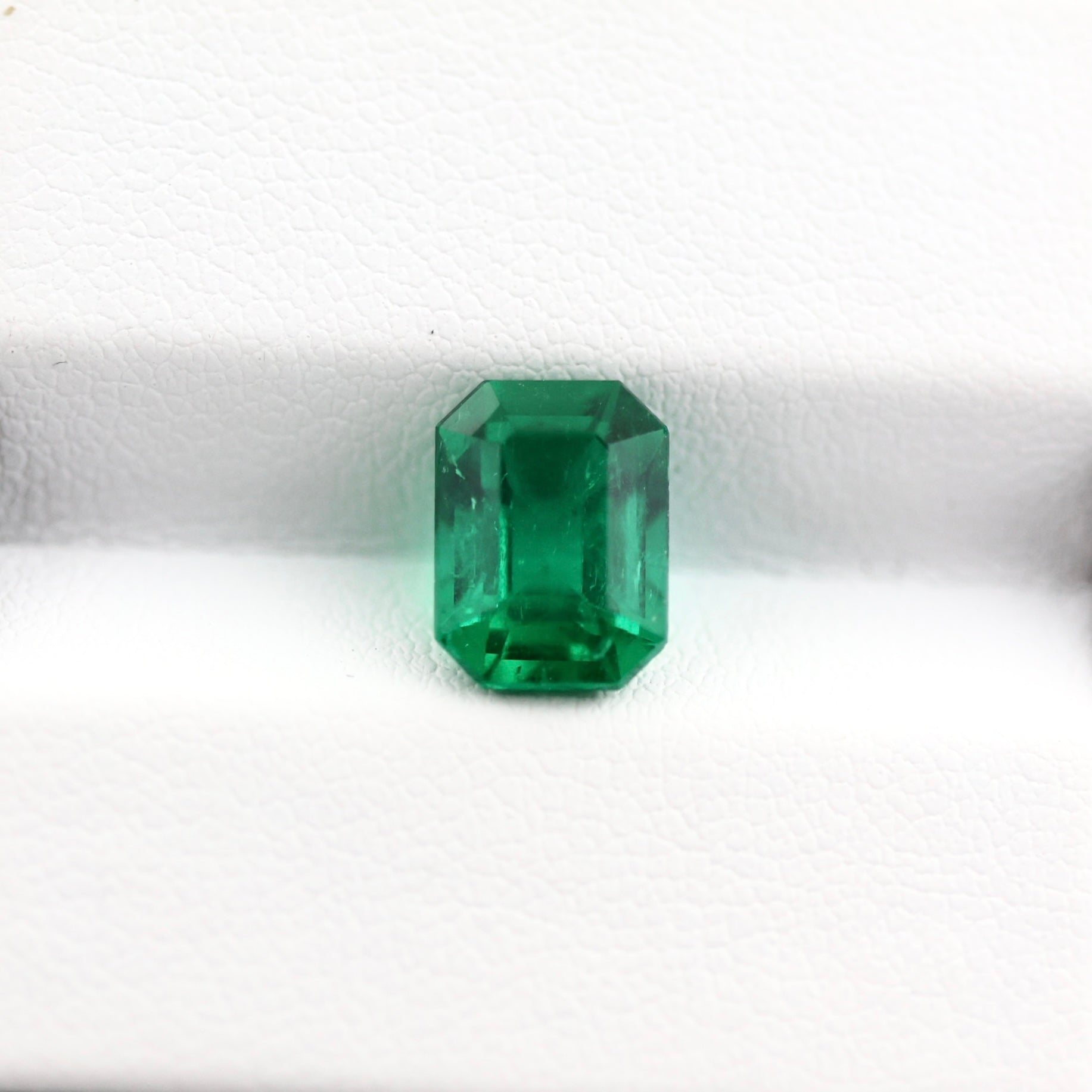 vertical of rectangular emerald 2.52 ct