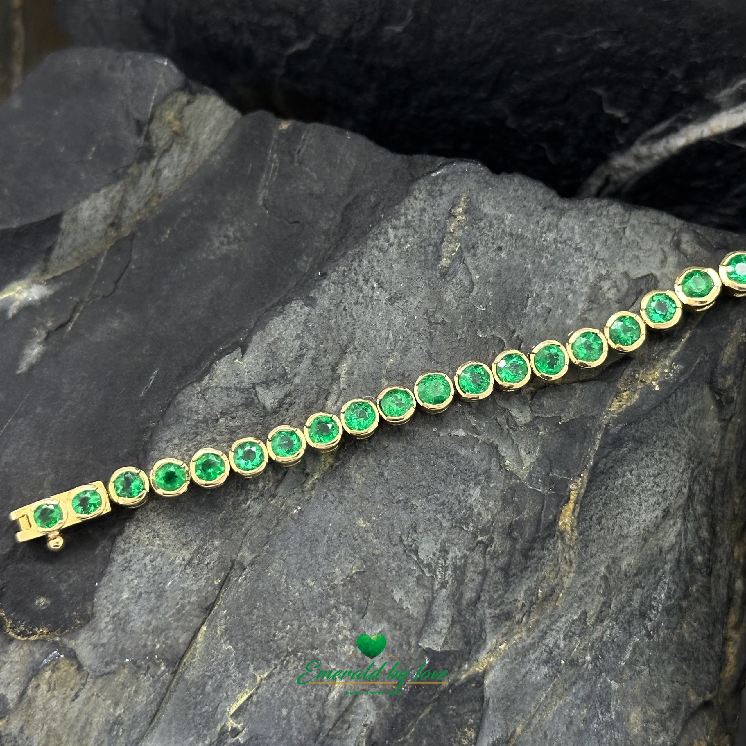 18K yellow gold tennis bracelet with vivid green emeralds
