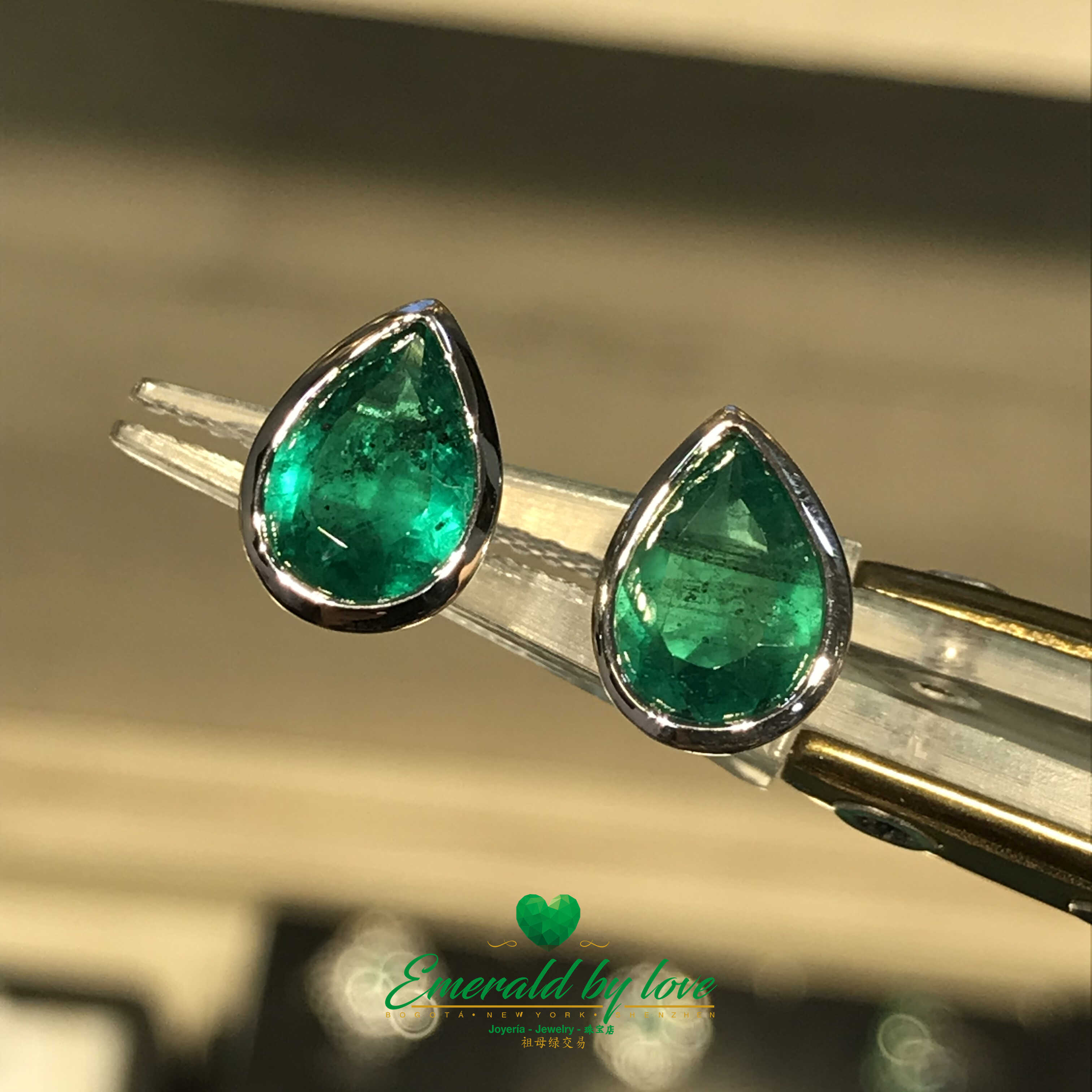 Boucles d'oreilles émeraude colombienne taille goutte en or blanc 18 carats