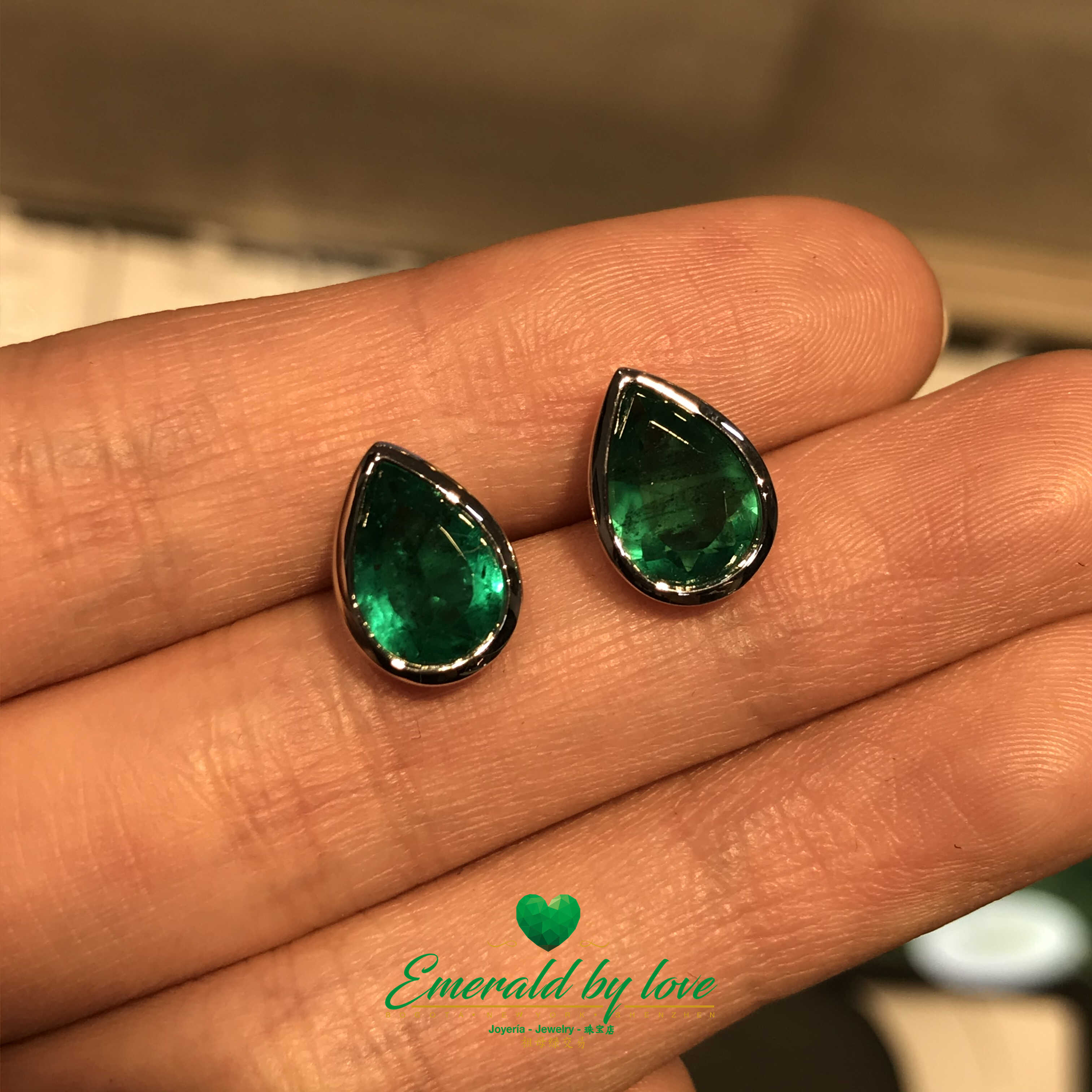 Boucles d'oreilles émeraude colombienne taille goutte en or blanc 18 carats