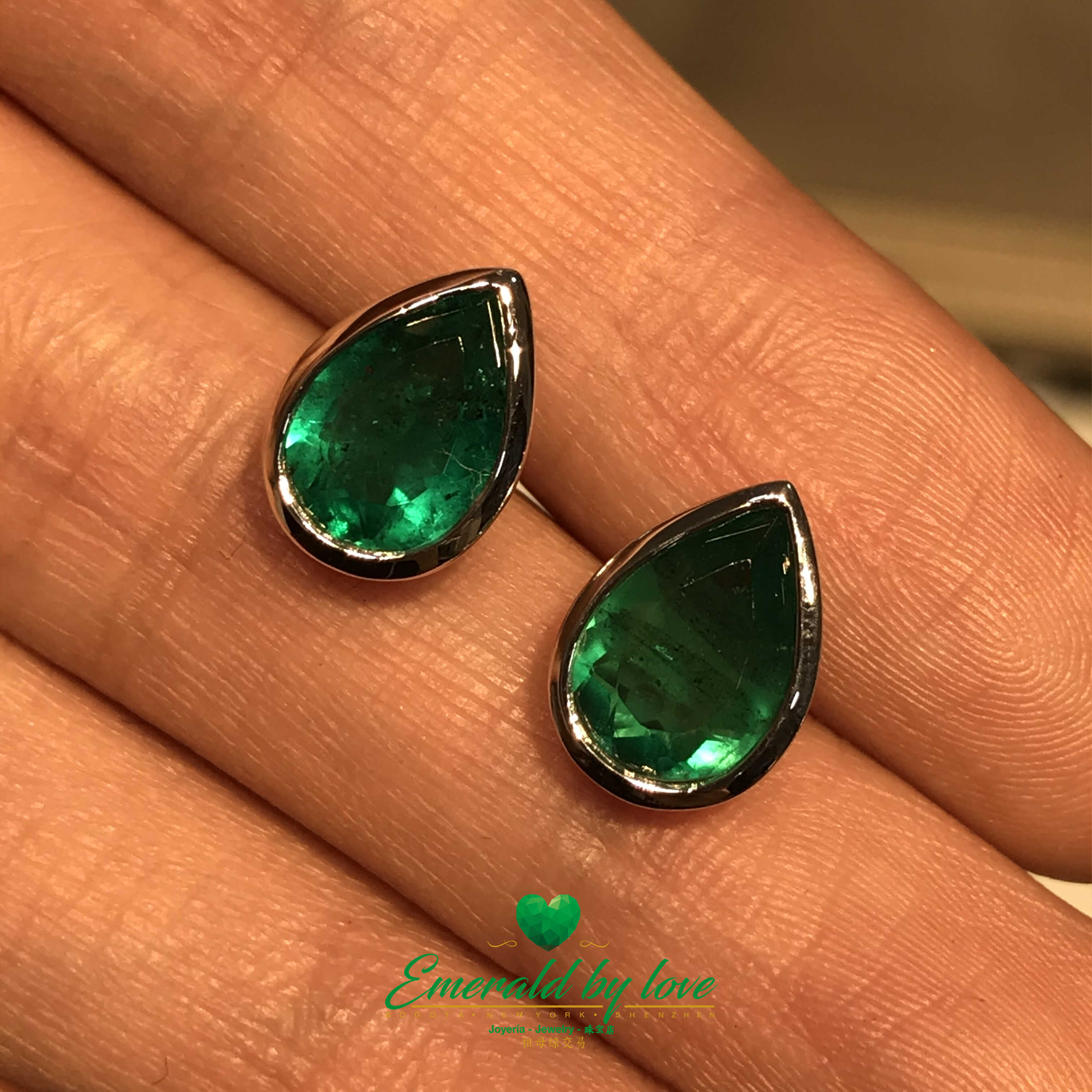 Boucles d'oreilles émeraude colombienne taille goutte en or blanc 18 carats