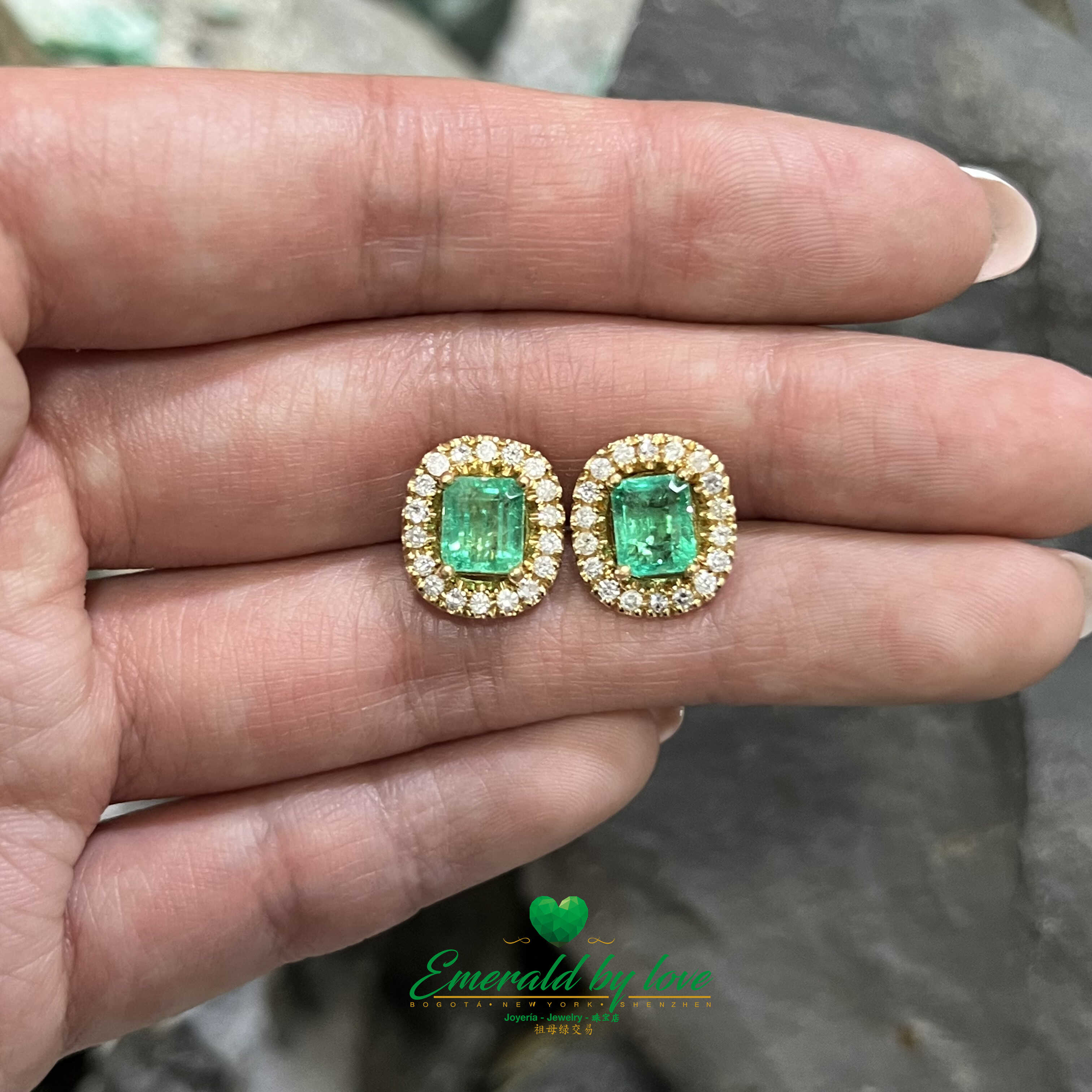 Boucles d’oreilles veste émeraude colombienne en or jaune 18 carats