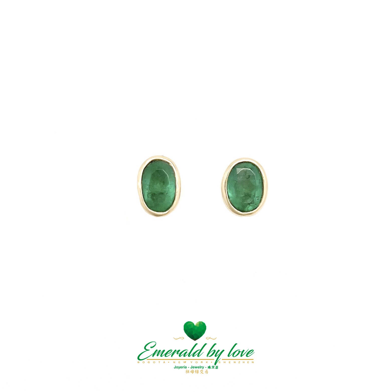 Délicieuses boucles d'oreilles ovales en or jaune 18 carats avec émeraude : 2,29 TCW