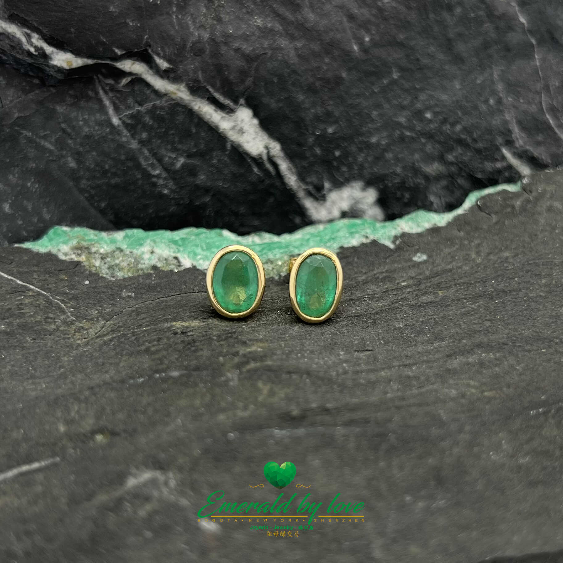 Délicieuses boucles d'oreilles ovales en or jaune 18 carats avec émeraude : 2,29 TCW