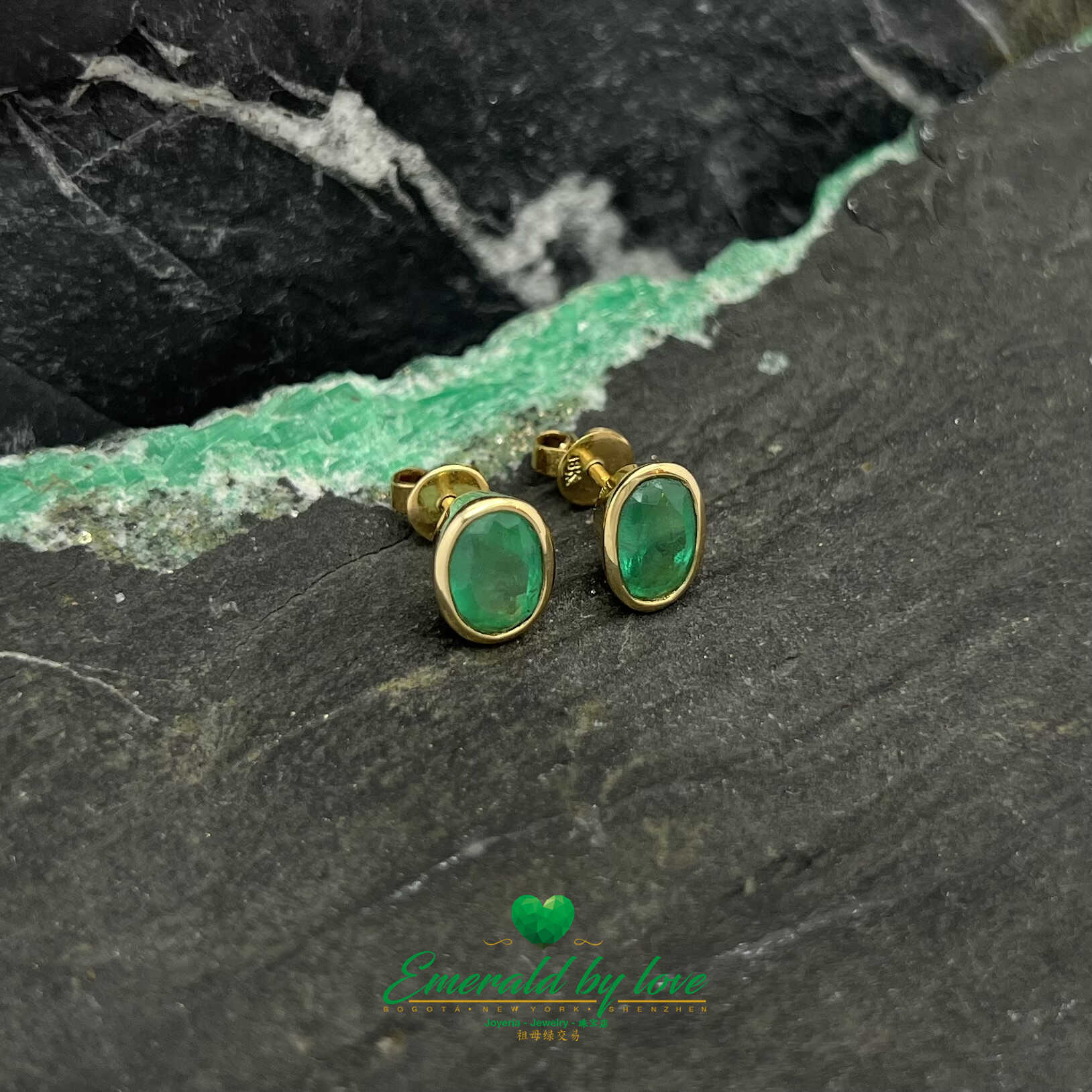 Délicieuses boucles d'oreilles ovales en or jaune 18 carats avec émeraude : 2,29 TCW