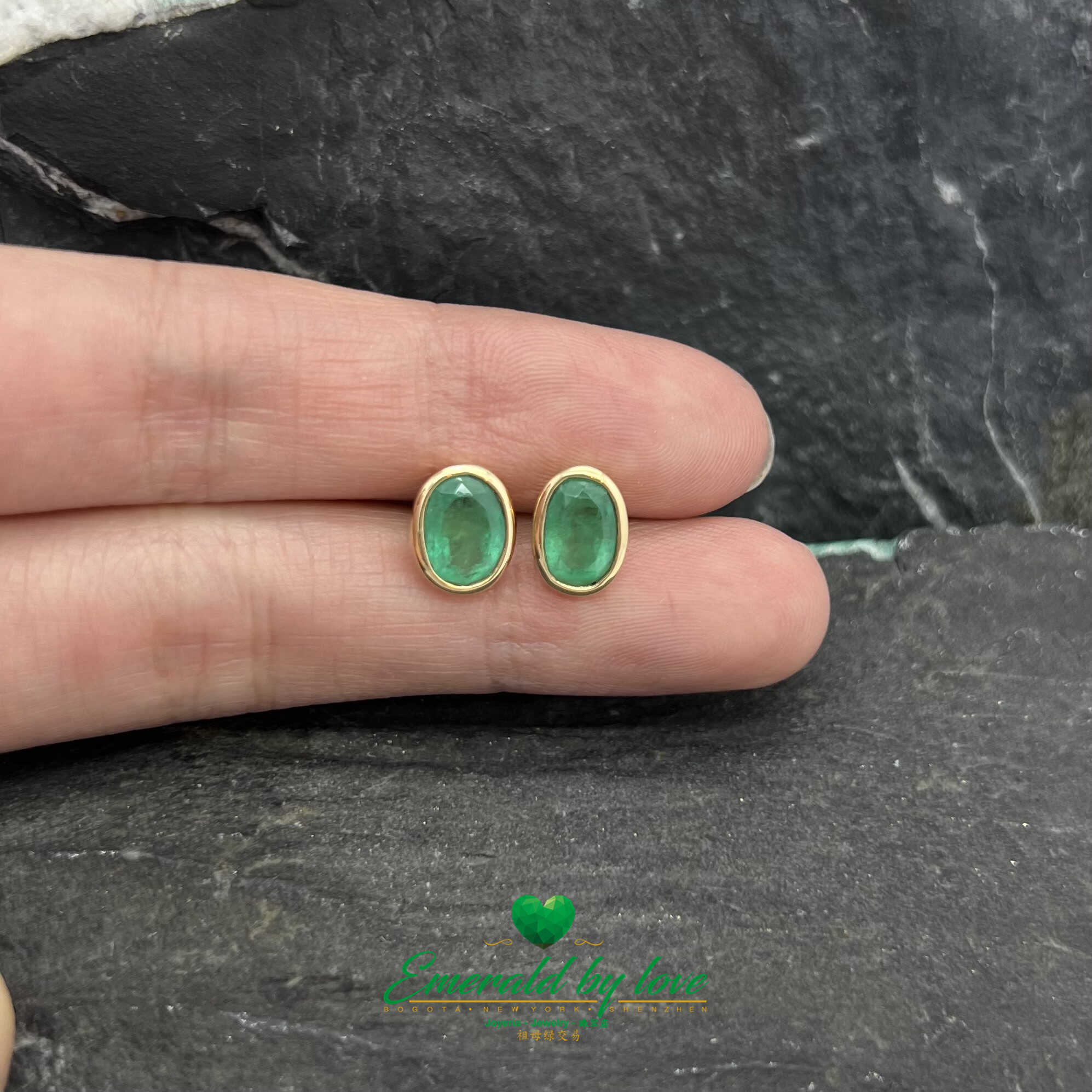 Délicieuses boucles d'oreilles ovales en or jaune 18 carats avec émeraude : 2,29 TCW