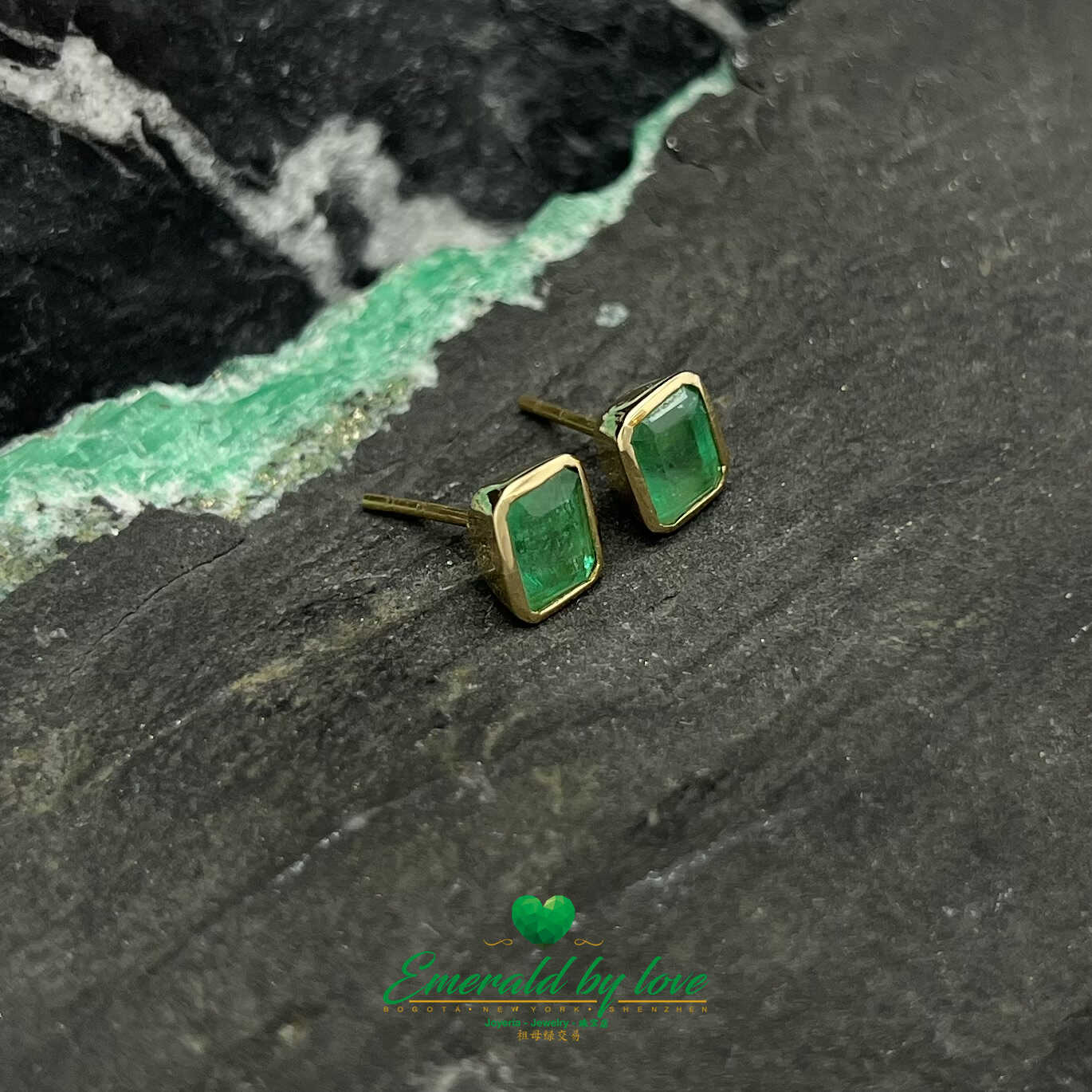 Fabuleuses boucles d'oreilles émeraude taille émeraude serties en or jaune : 2,49 TCW