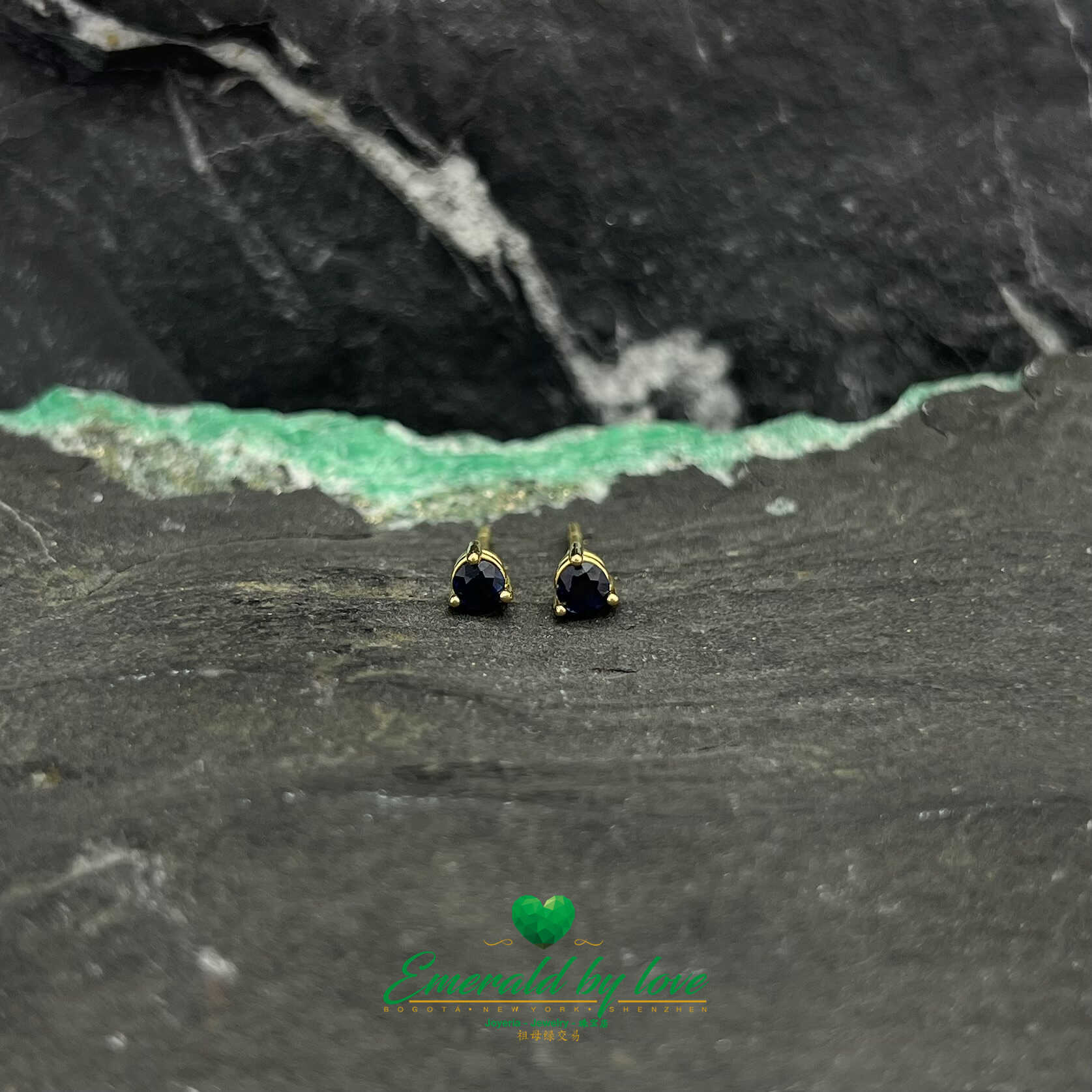 Une captivante symphonie de teintes riches Boucles d'oreilles à tige en or jaune 18 carats avec saphirs