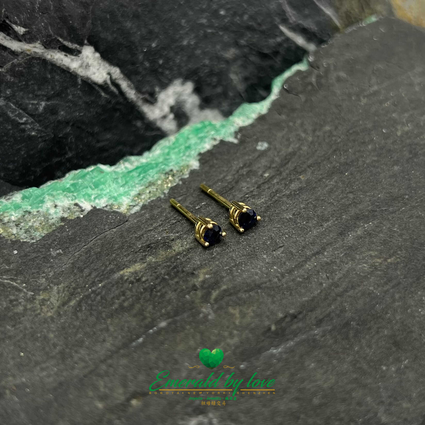 Une captivante symphonie de teintes riches Boucles d'oreilles à tige en or jaune 18 carats avec saphirs