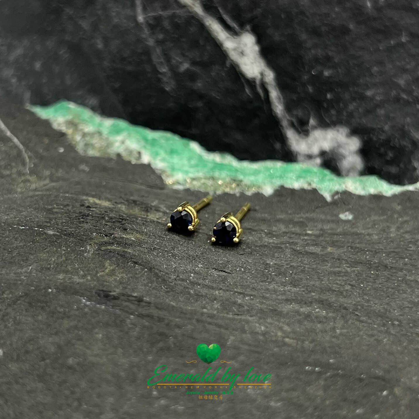 Une captivante symphonie de teintes riches Boucles d'oreilles à tige en or jaune 18 carats avec saphirs