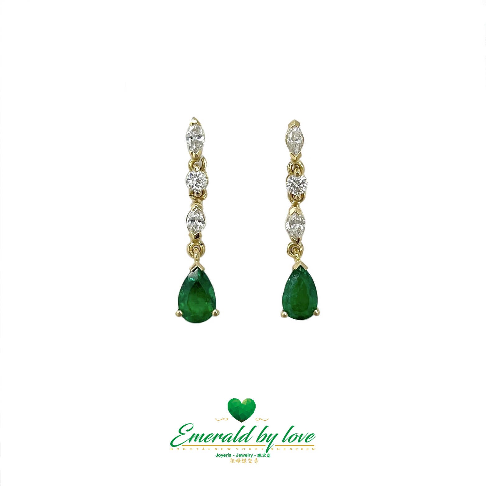 Gilded Harmony : Boucles d'oreilles en or jaune 18 carats avec émeraudes en forme de poire de 1,35 TCW - Diamants