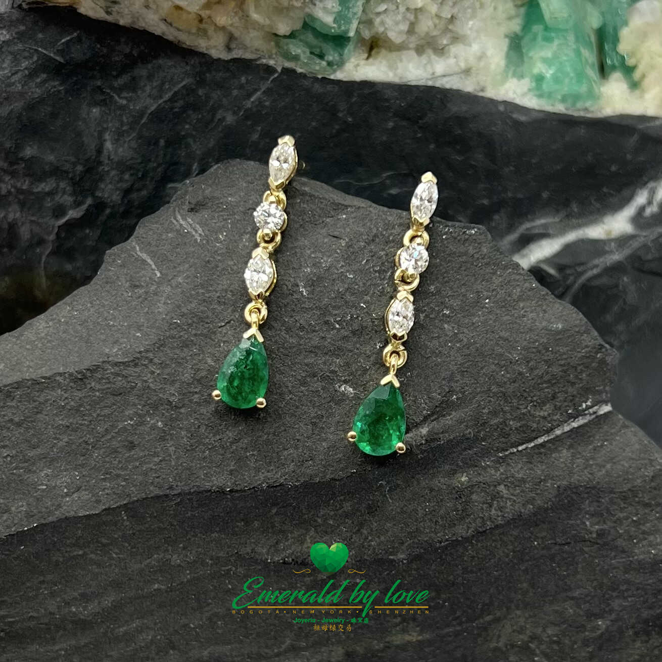 Gilded Harmony : Boucles d'oreilles en or jaune 18 carats avec émeraudes en forme de poire de 1,35 TCW - Diamants