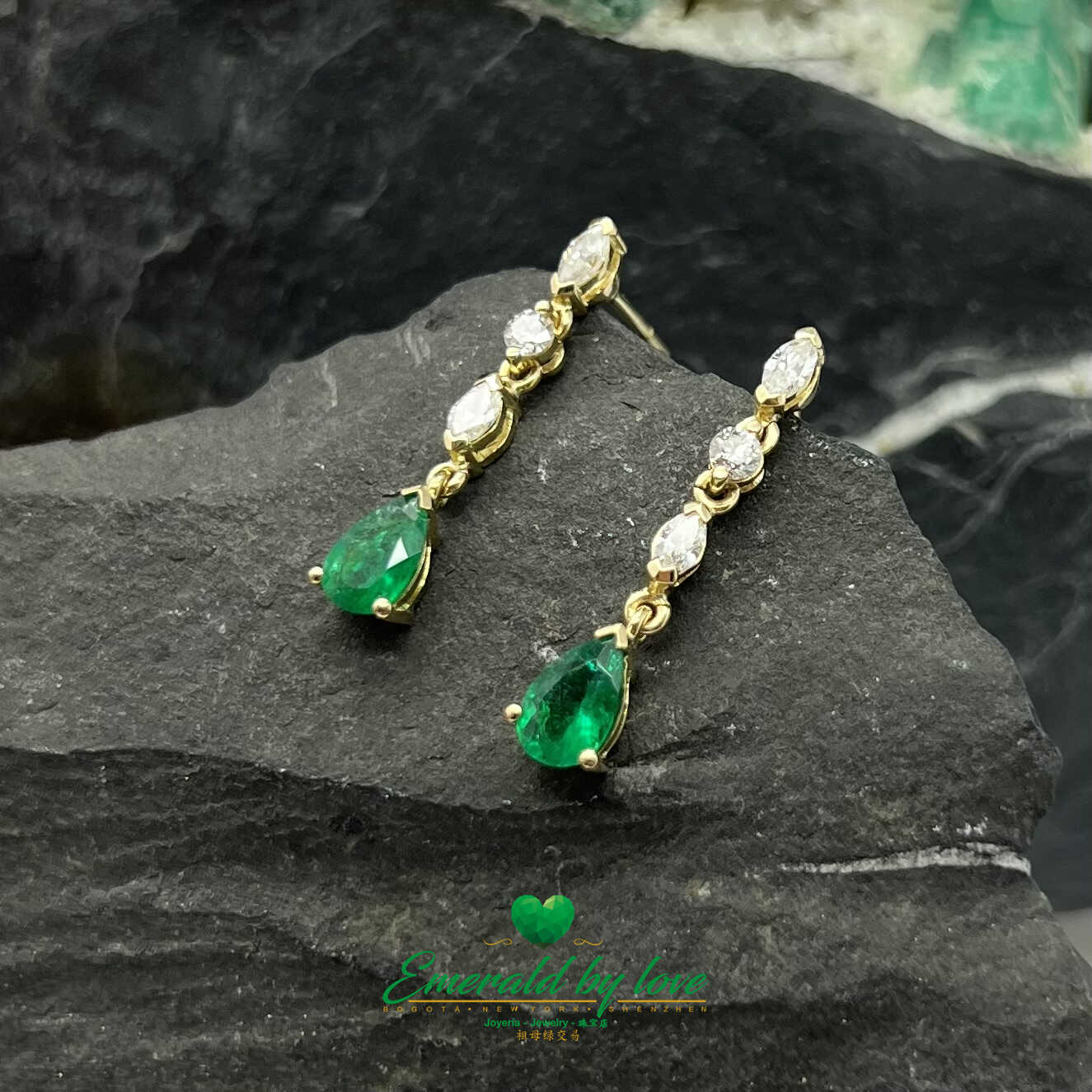 Gilded Harmony : Boucles d'oreilles en or jaune 18 carats avec émeraudes en forme de poire de 1,35 TCW - Diamants