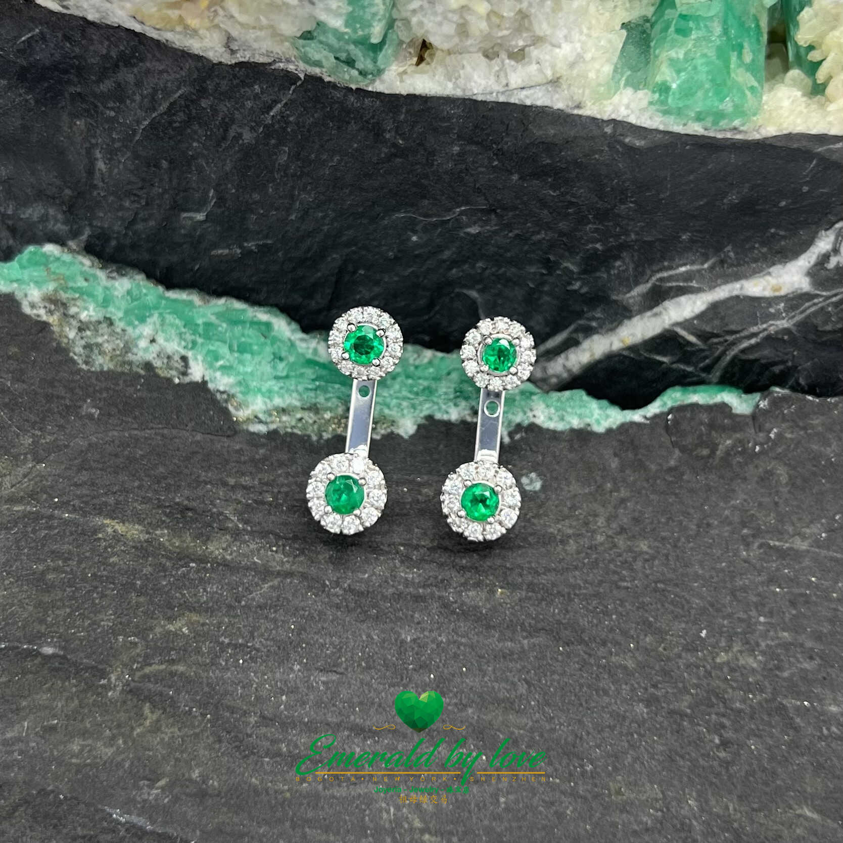 Boucles d'oreilles en or blanc avec émeraudes rondes et diamants