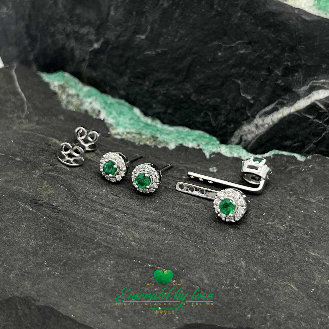 Boucles d'oreilles en or blanc avec émeraudes rondes et diamants