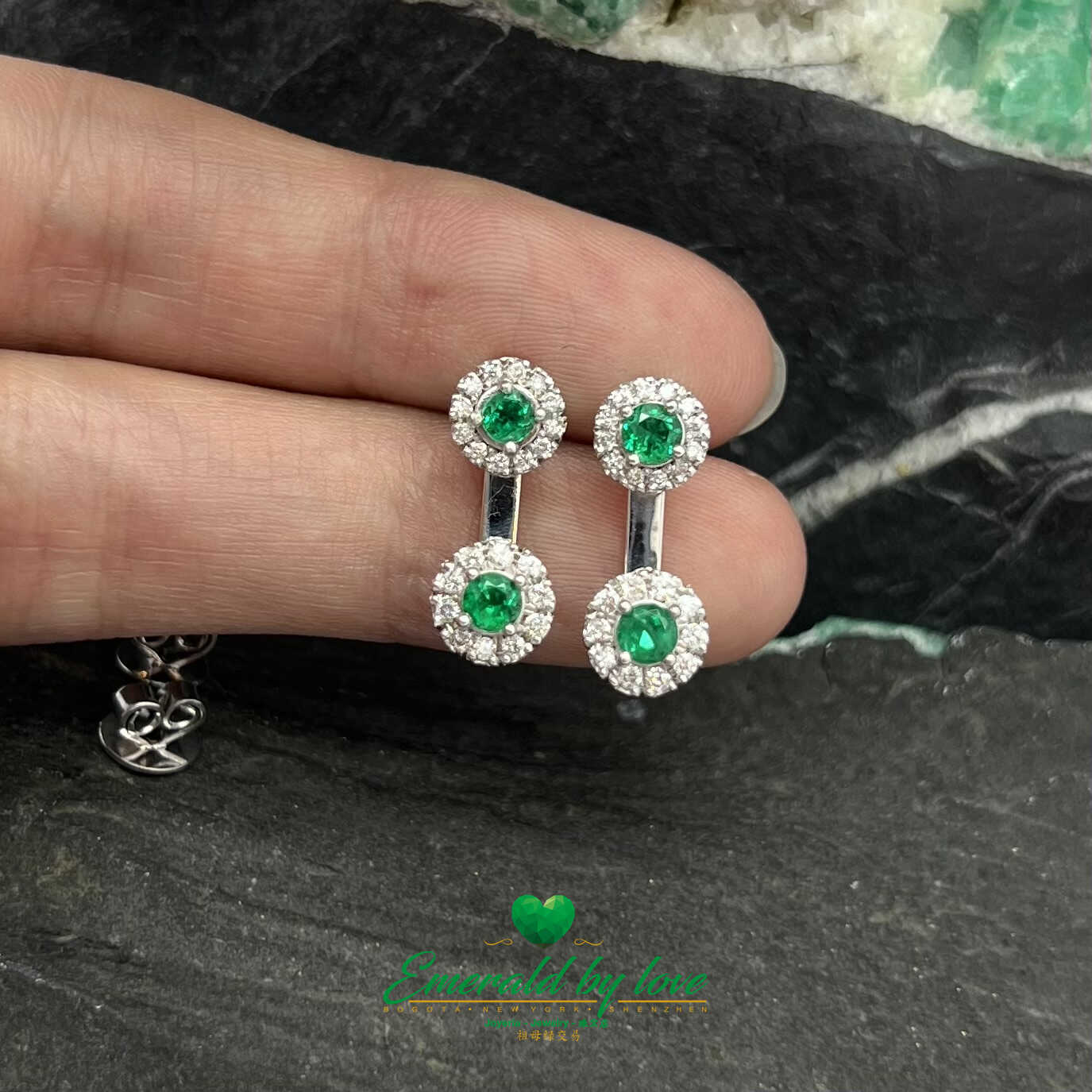 Boucles d'oreilles en or blanc avec émeraudes rondes et diamants