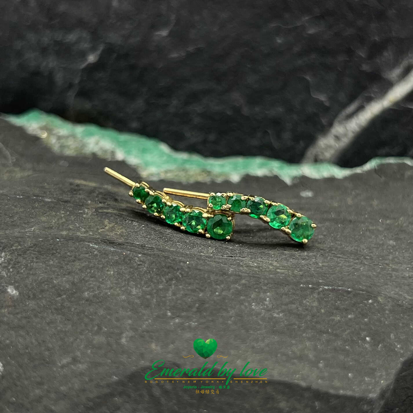 Chic contemporain : boucles d'oreilles en or jaune 18 carats avec émeraudes rondes de Colombie