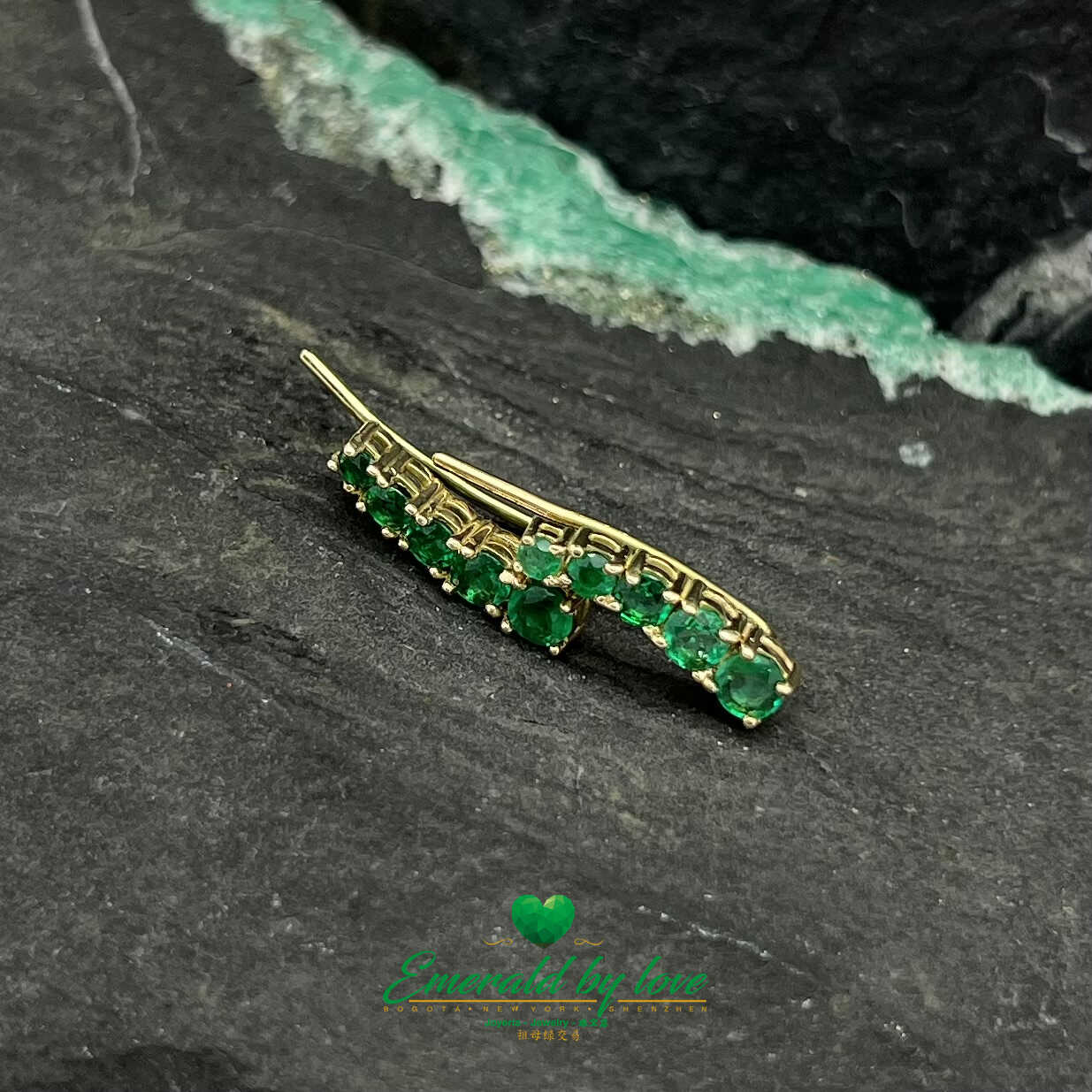 Chic contemporain : boucles d'oreilles en or jaune 18 carats avec émeraudes rondes de Colombie