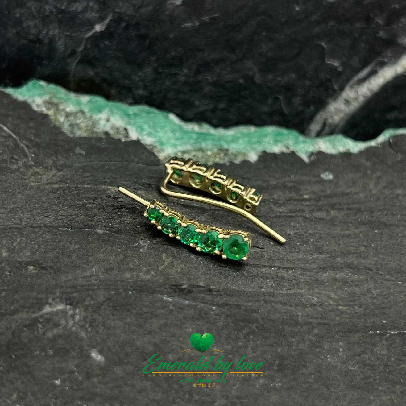Chic contemporain : boucles d'oreilles en or jaune 18 carats avec émeraudes rondes de Colombie