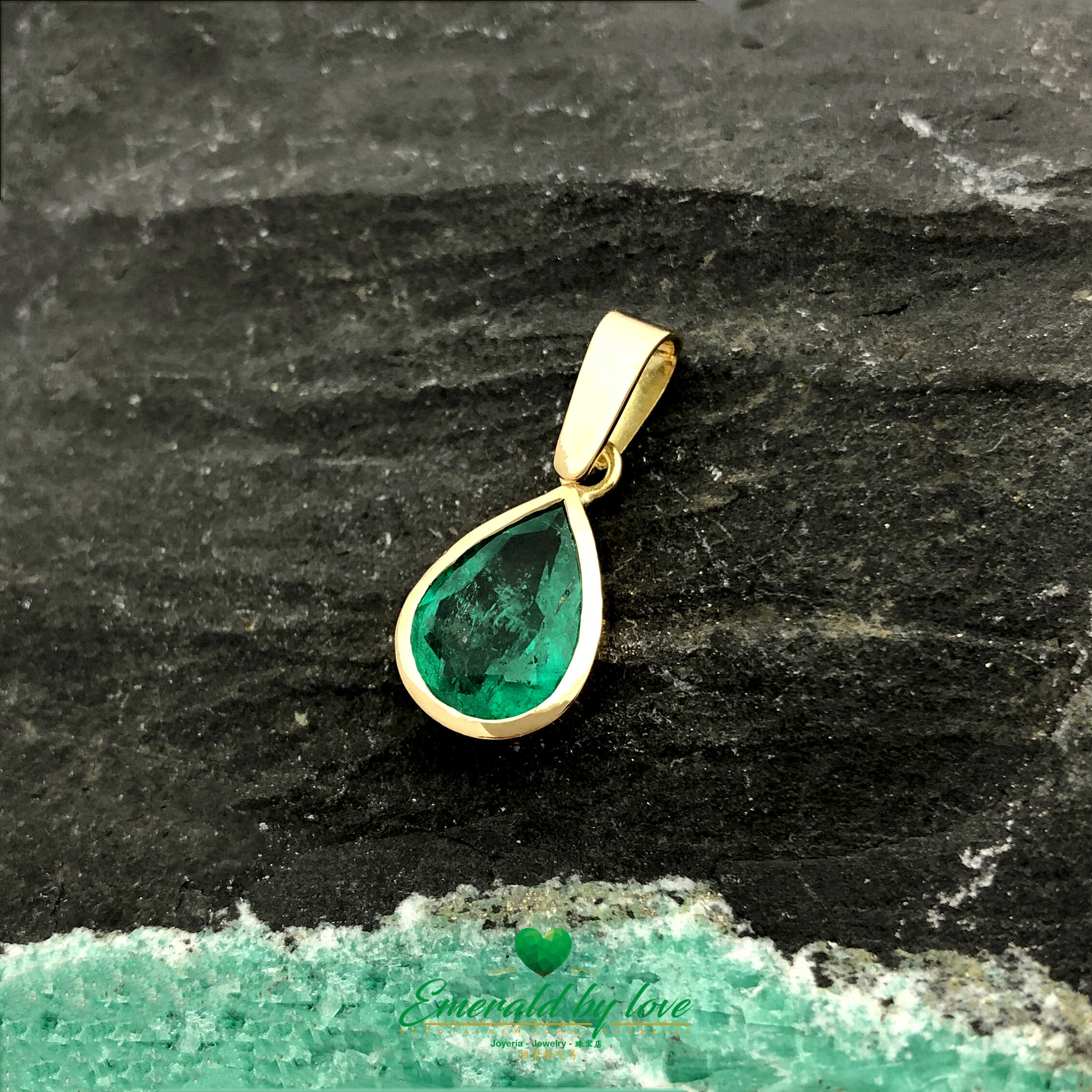 Pendentif en or jaune 18 carats avec émeraude exceptionnelle en forme de poire
