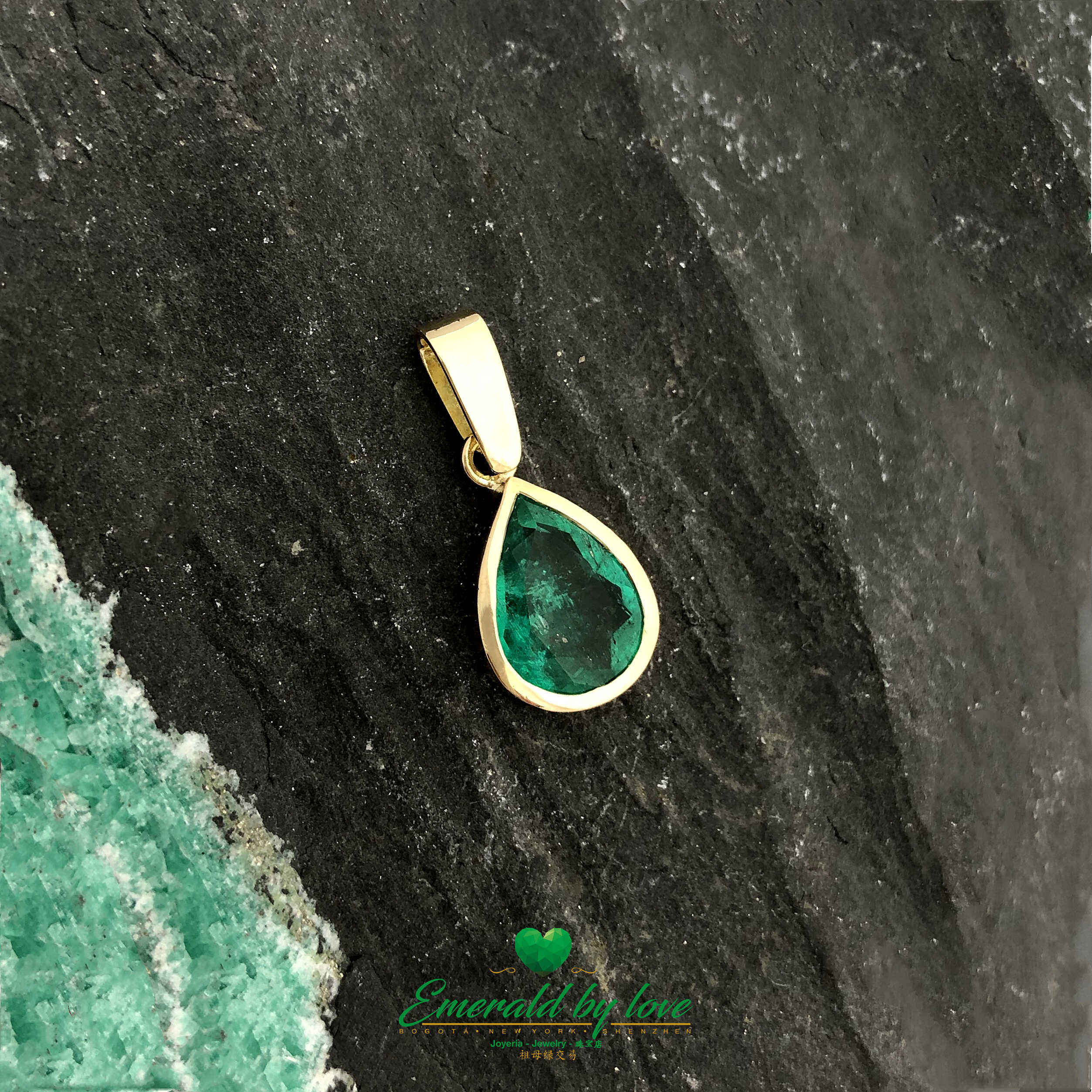 Pendentif en or jaune 18 carats avec émeraude exceptionnelle en forme de poire