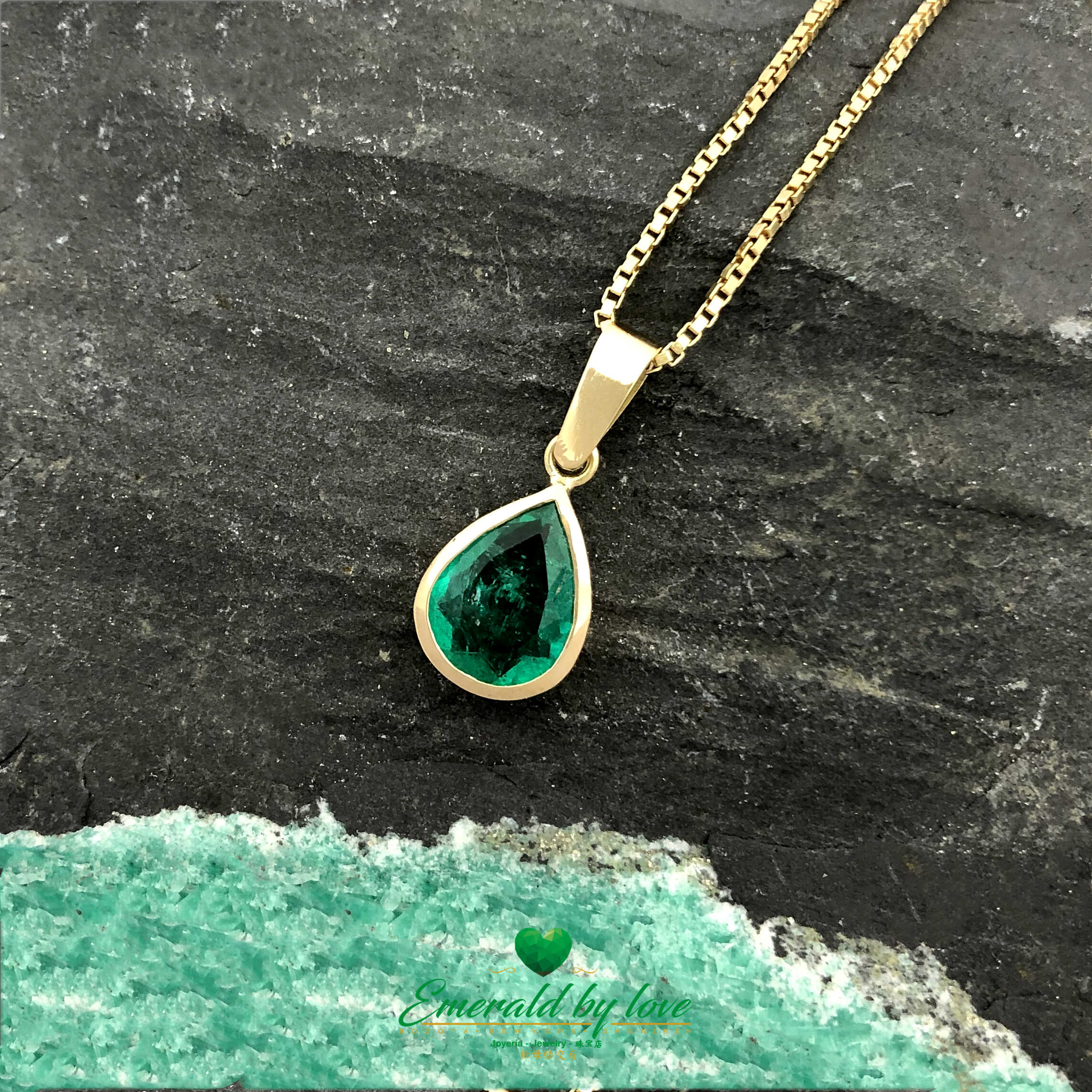 Pendentif en or jaune 18 carats avec émeraude exceptionnelle en forme de poire
