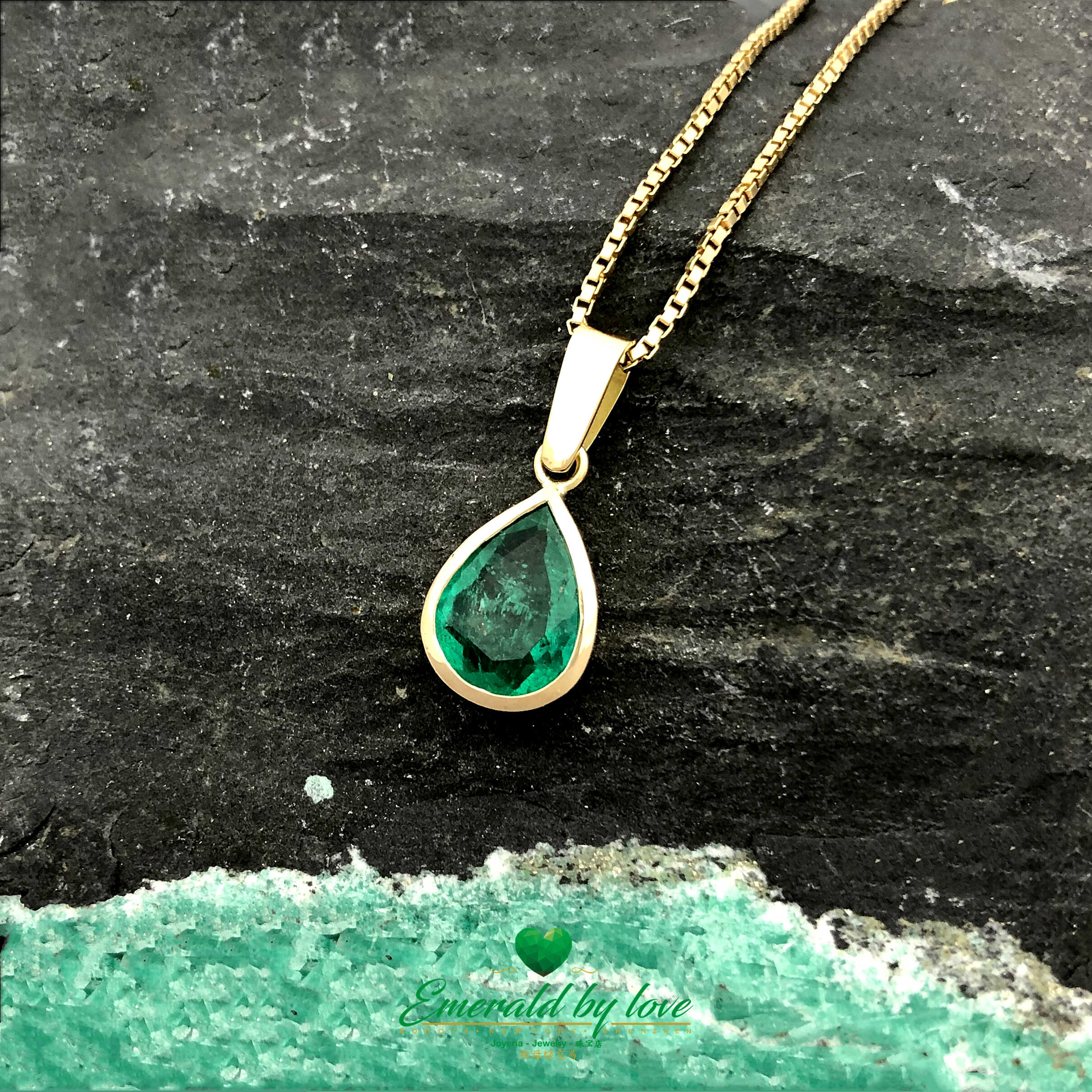 Pendentif en or jaune 18 carats avec émeraude exceptionnelle en forme de poire