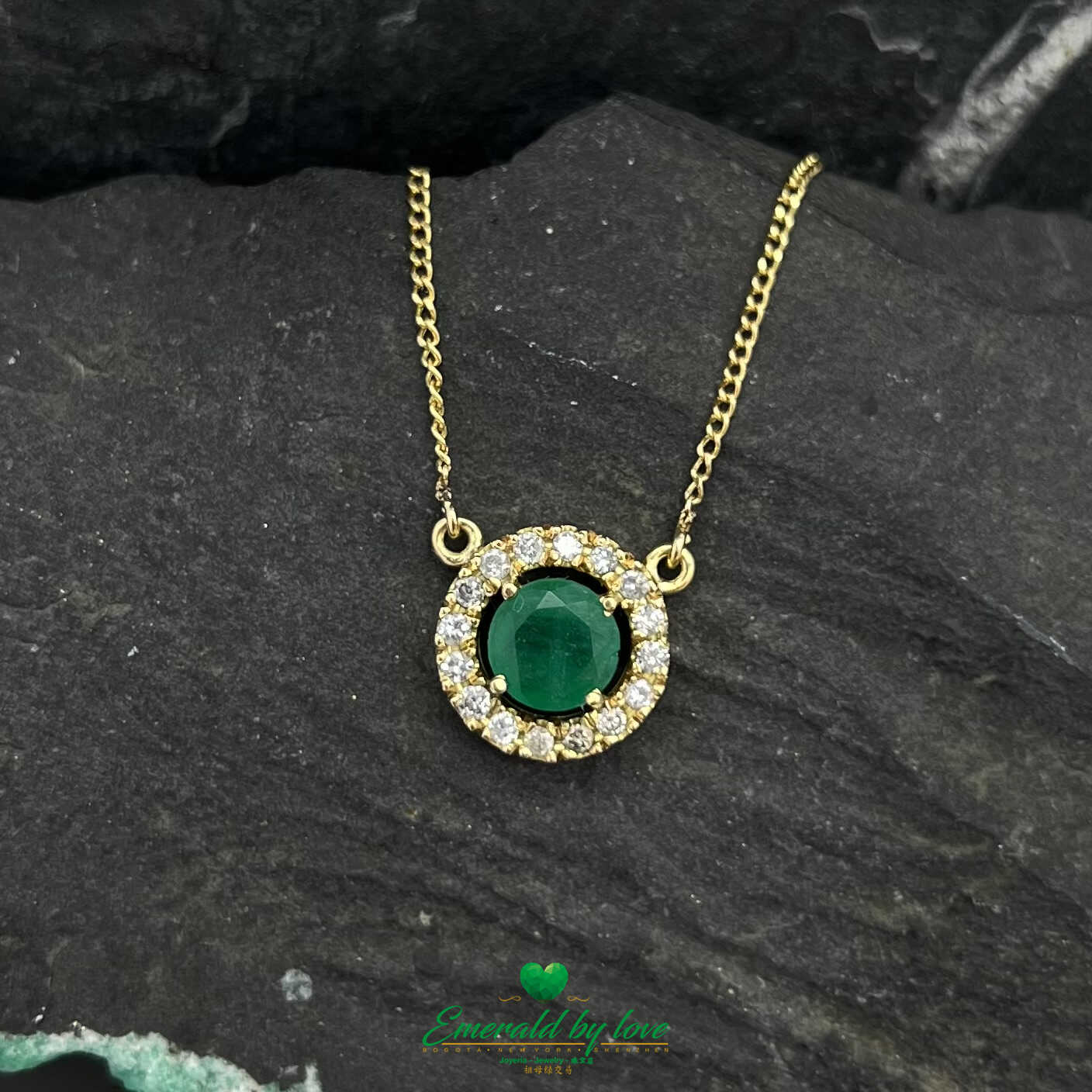 Pendentif en or jaune 18 carats avec émeraude ronde de 1,10 ct et 16 diamants environnants