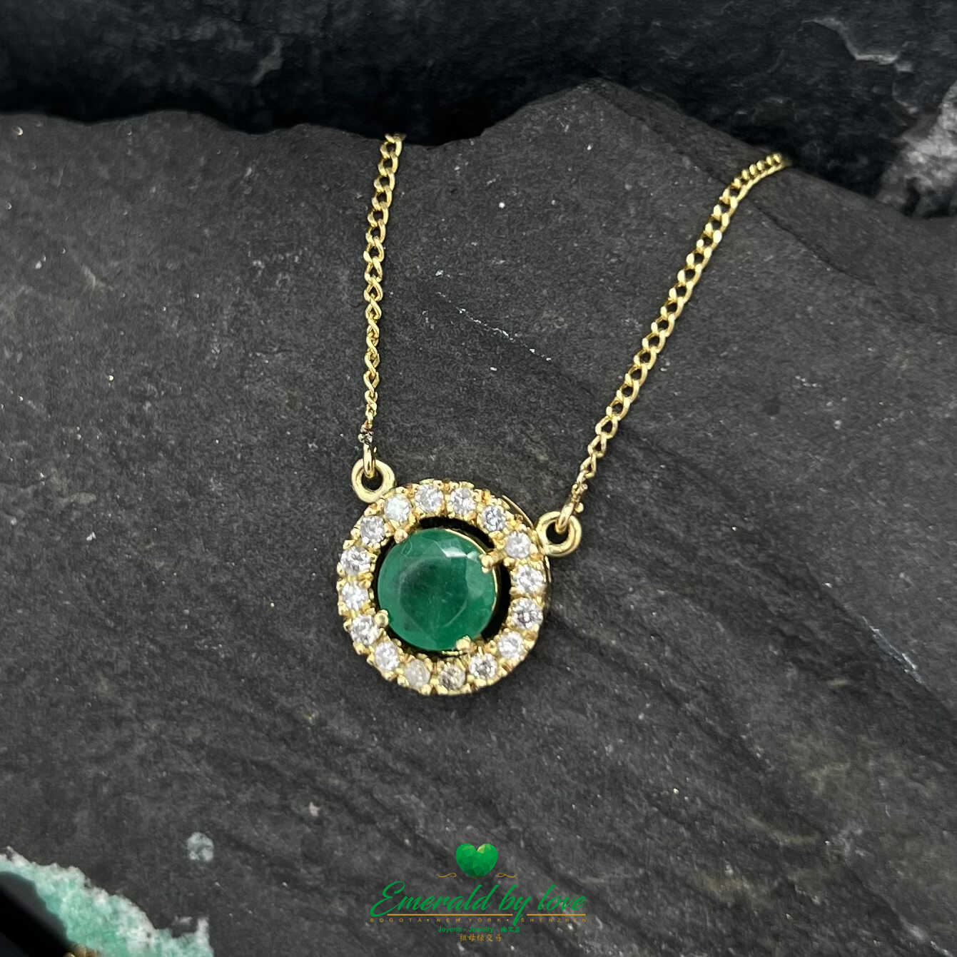 Pendentif en or jaune 18 carats avec émeraude ronde de 1,10 ct et 16 diamants environnants
