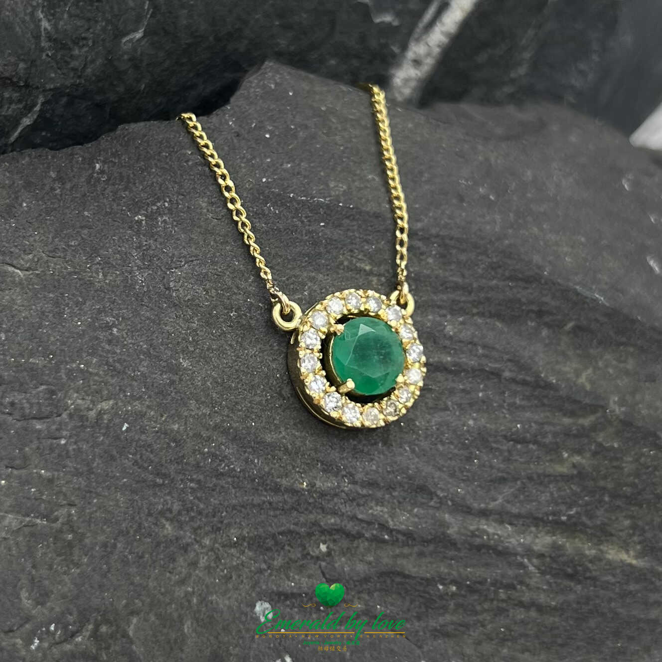 Pendentif en or jaune 18 carats avec émeraude ronde de 1,10 ct et 16 diamants environnants