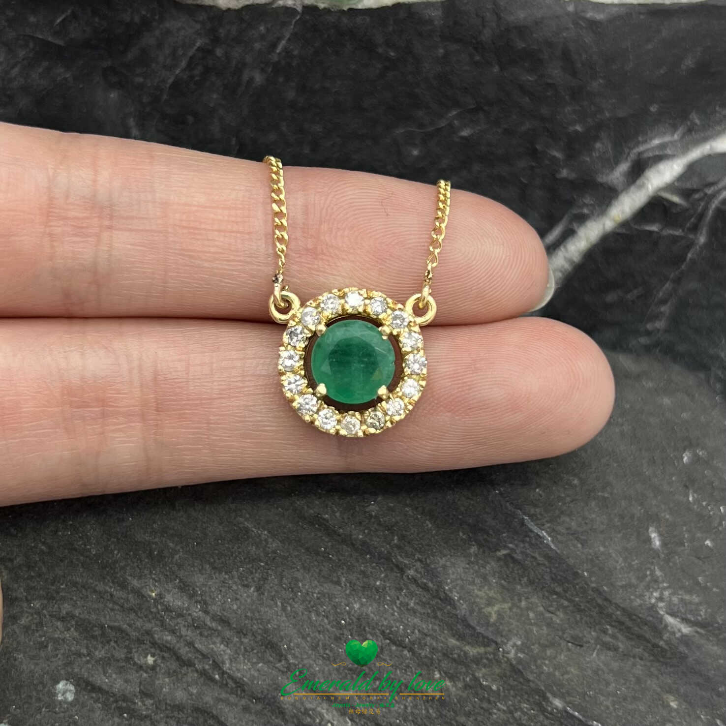 Pendentif en or jaune 18 carats avec émeraude ronde de 1,10 ct et 16 diamants environnants