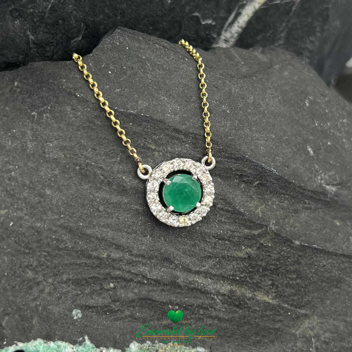 Pendentif en or blanc 18 carats avec émeraude ronde, 16 diamants