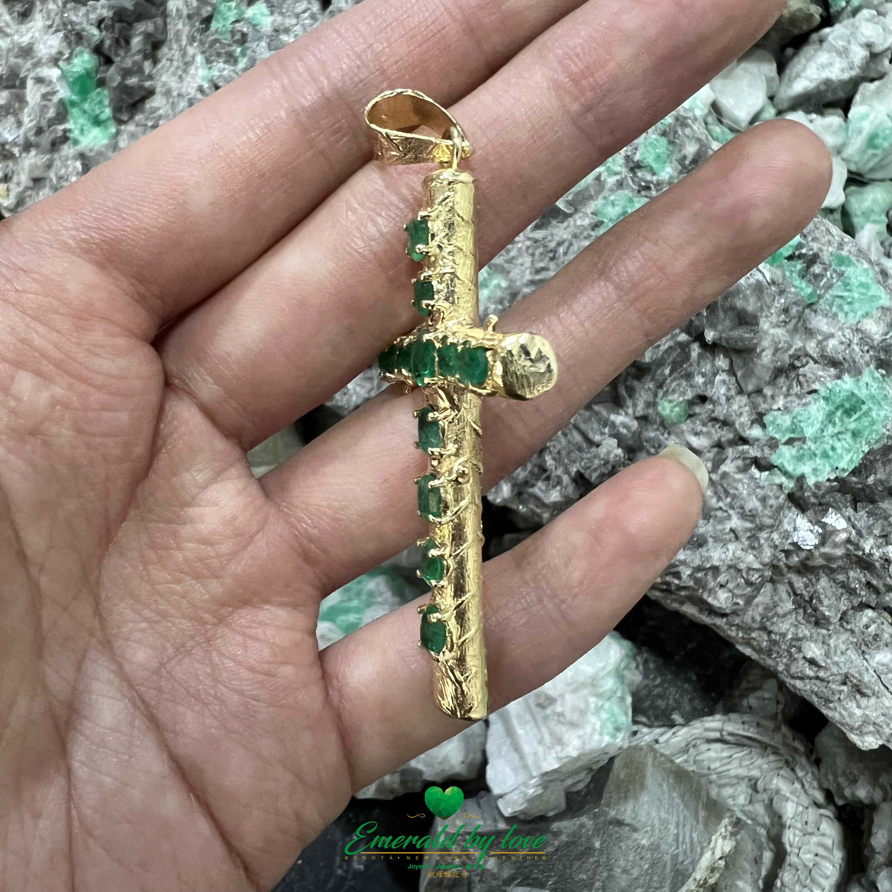 Magnifique pendentif croix en or jaune 18 carats - Une icône d'élégance durable