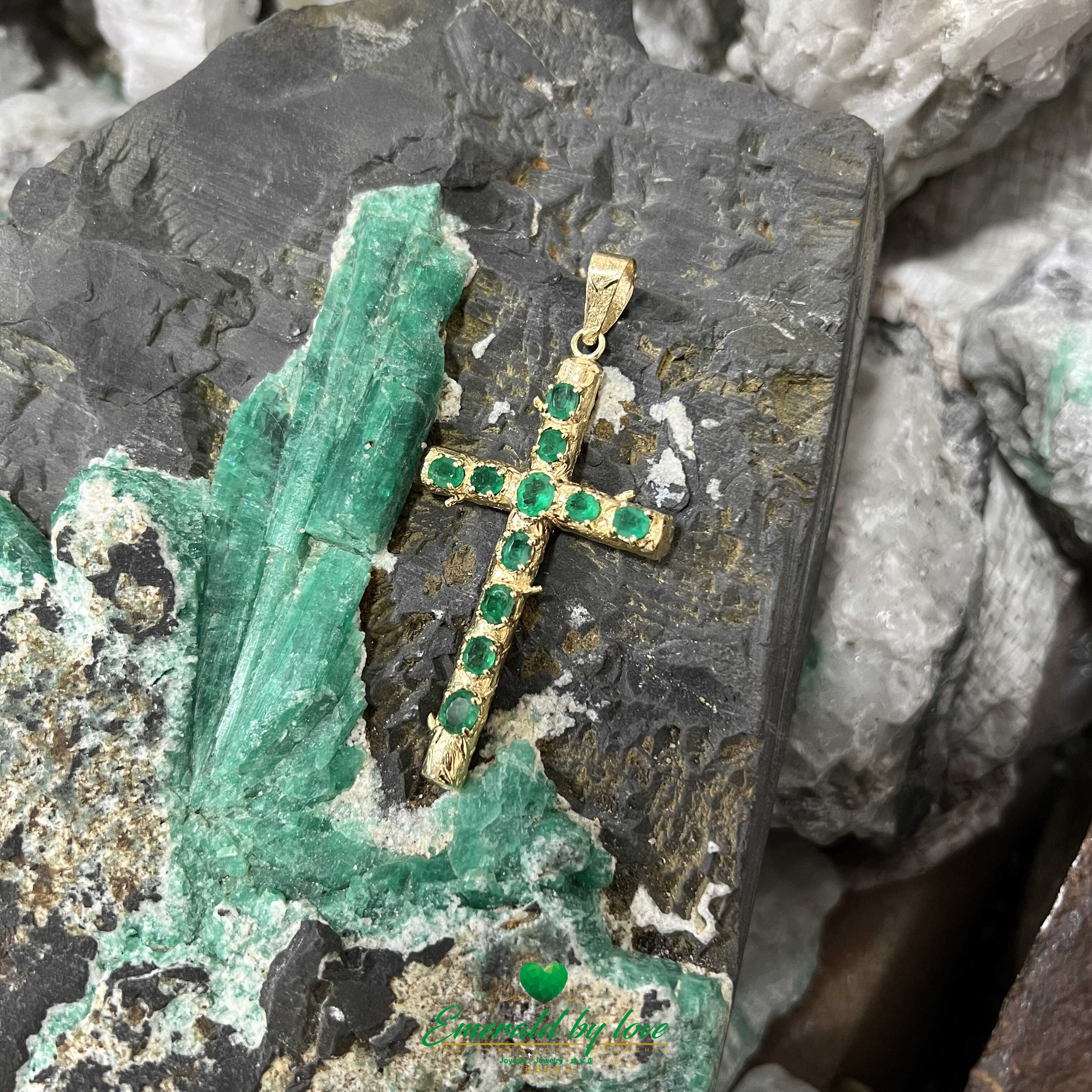 Magnifique pendentif croix en or jaune 18 carats - Une icône d'élégance durable