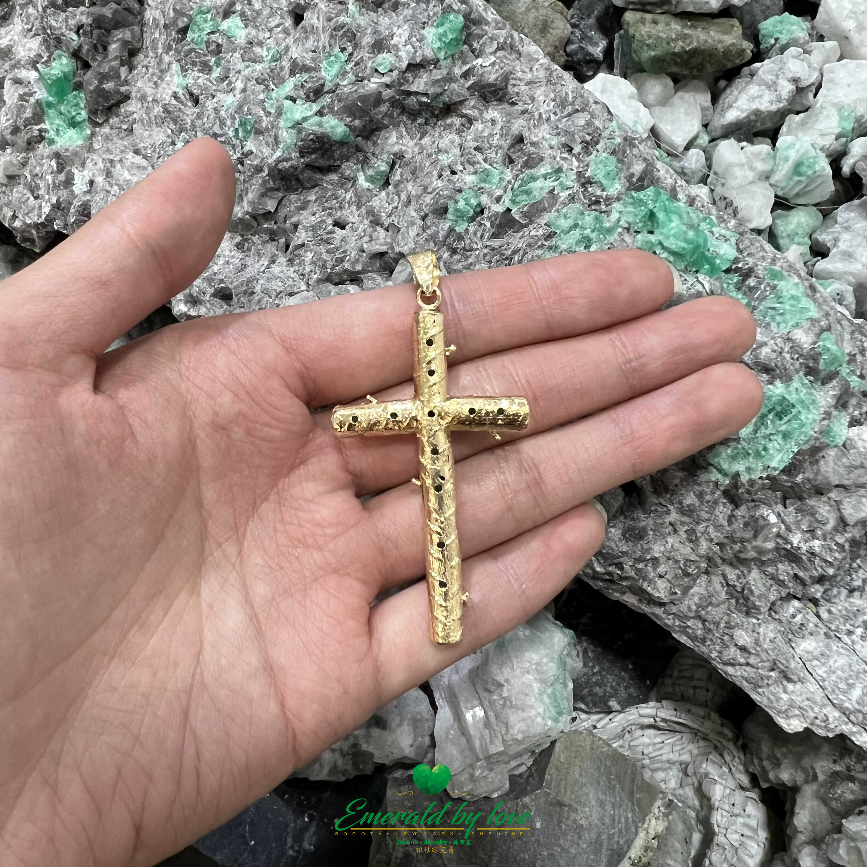Magnifique pendentif croix en or jaune 18 carats - Une icône d'élégance durable