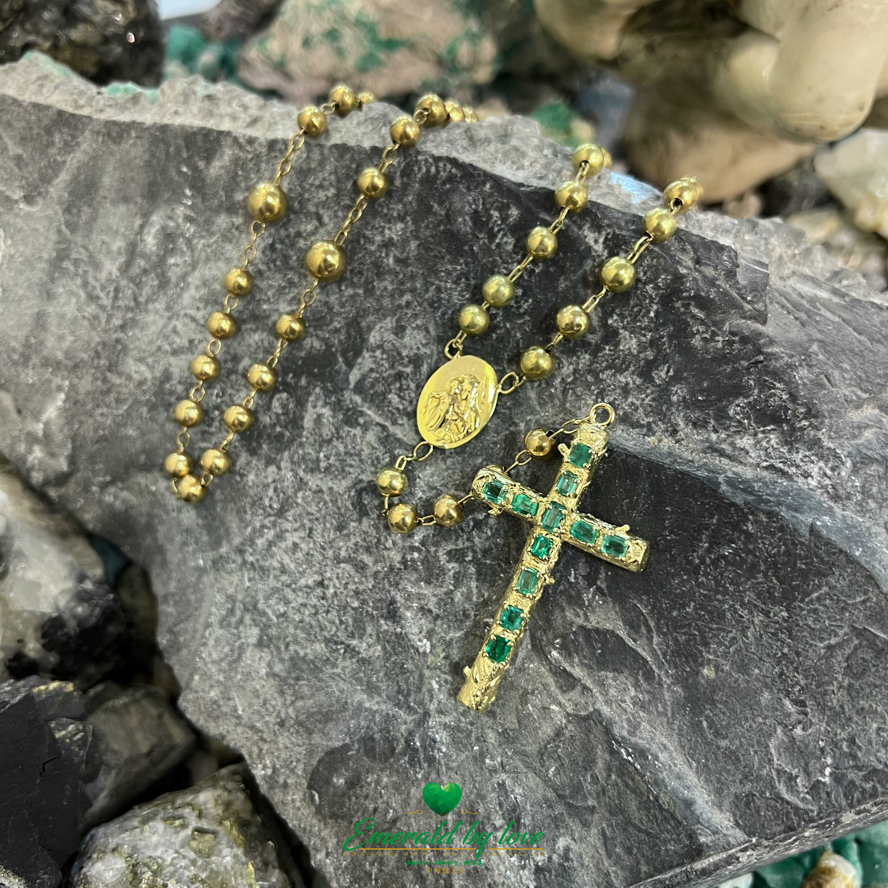 Opulent chapelet en or jaune 18 carats avec émeraudes - Une expression intemporelle de dévotion