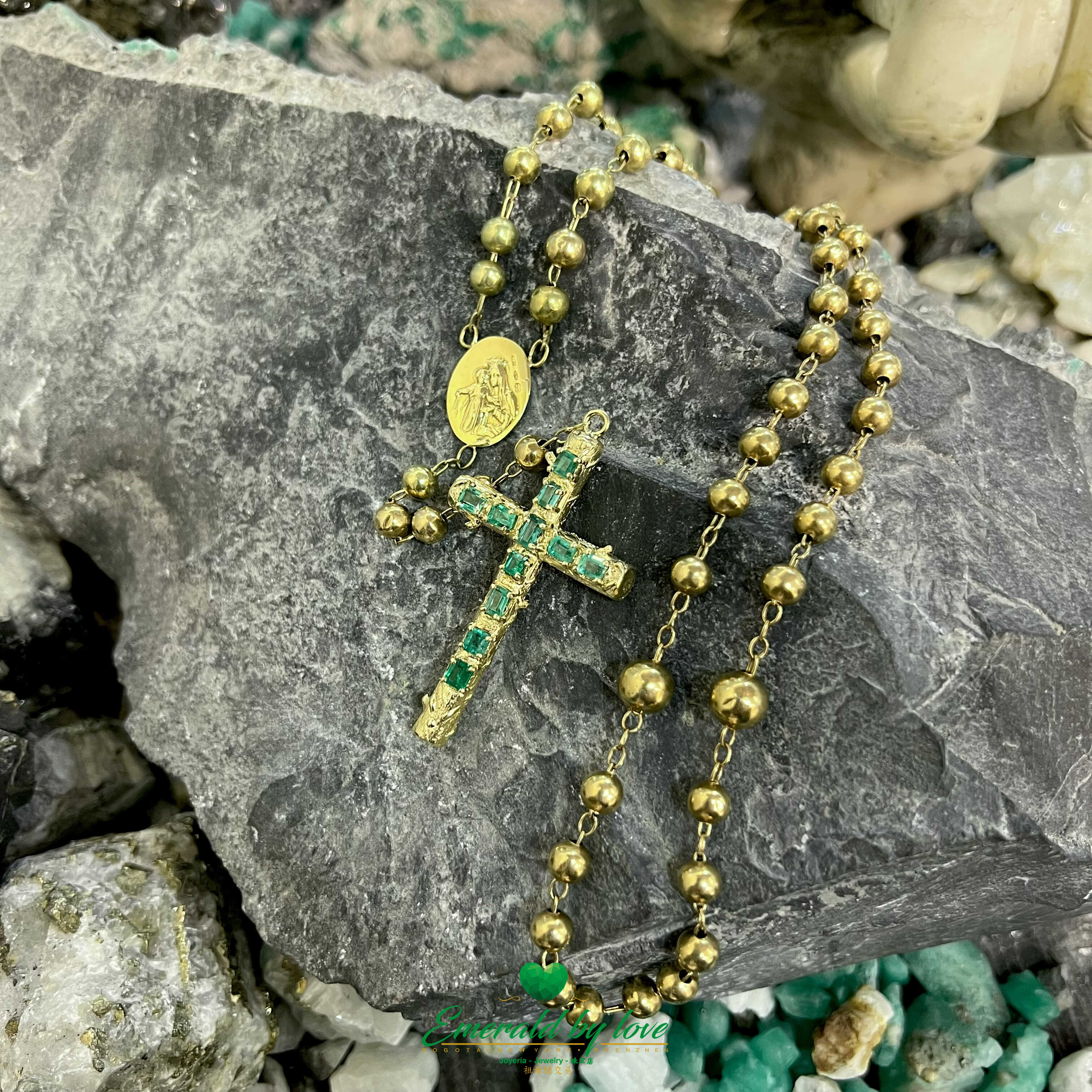 Opulent chapelet en or jaune 18 carats avec émeraudes - Une expression intemporelle de dévotion