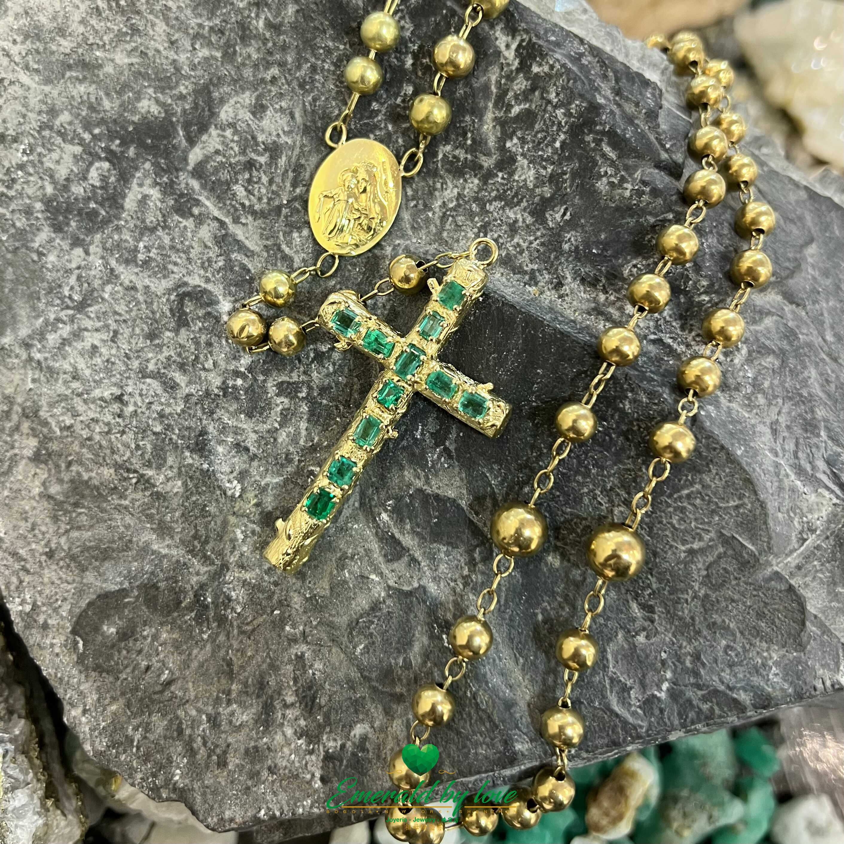 Opulent chapelet en or jaune 18 carats avec émeraudes - Une expression intemporelle de dévotion