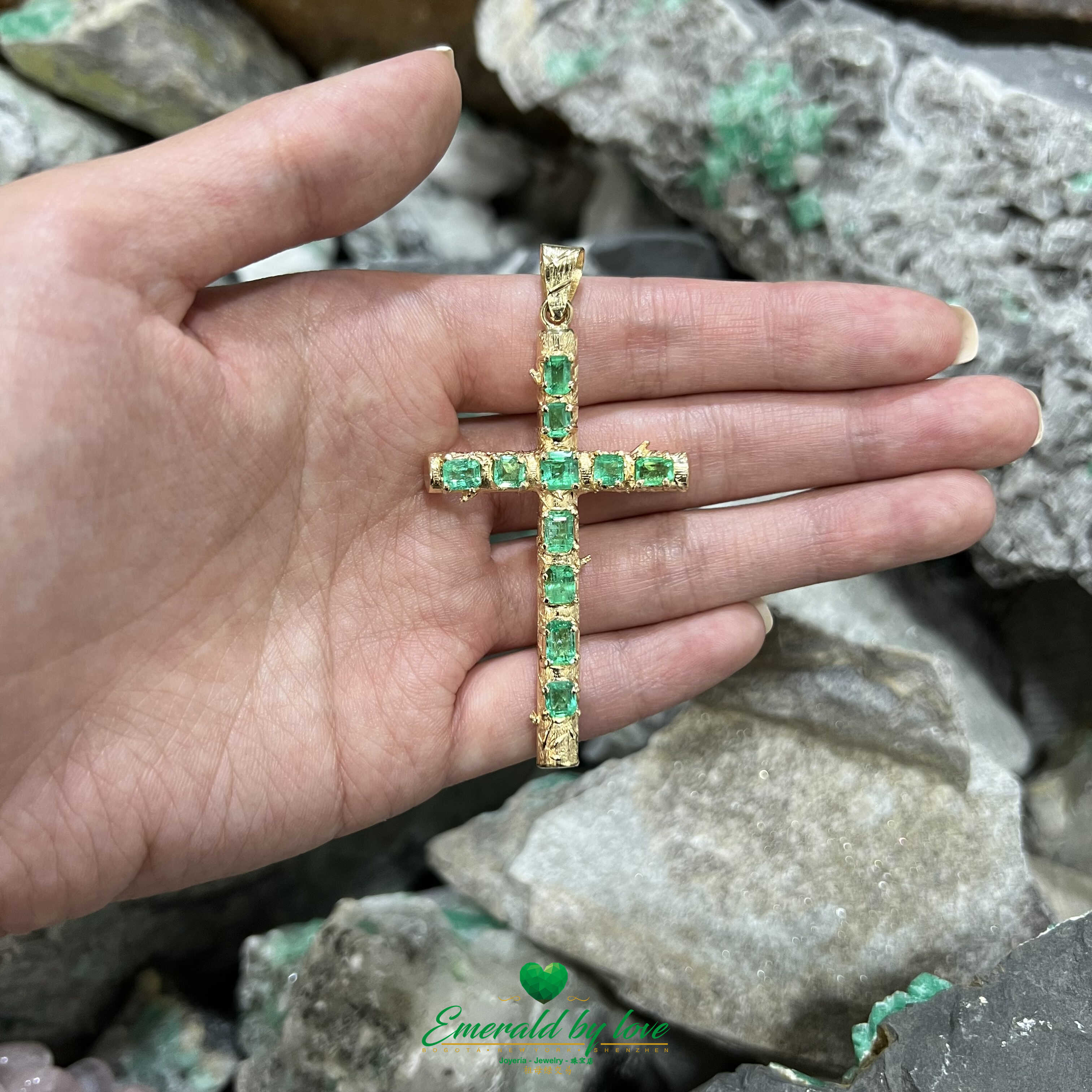 Opulent pendentif croix en or jaune 18 carats avec véritables émeraudes carrées colombiennes